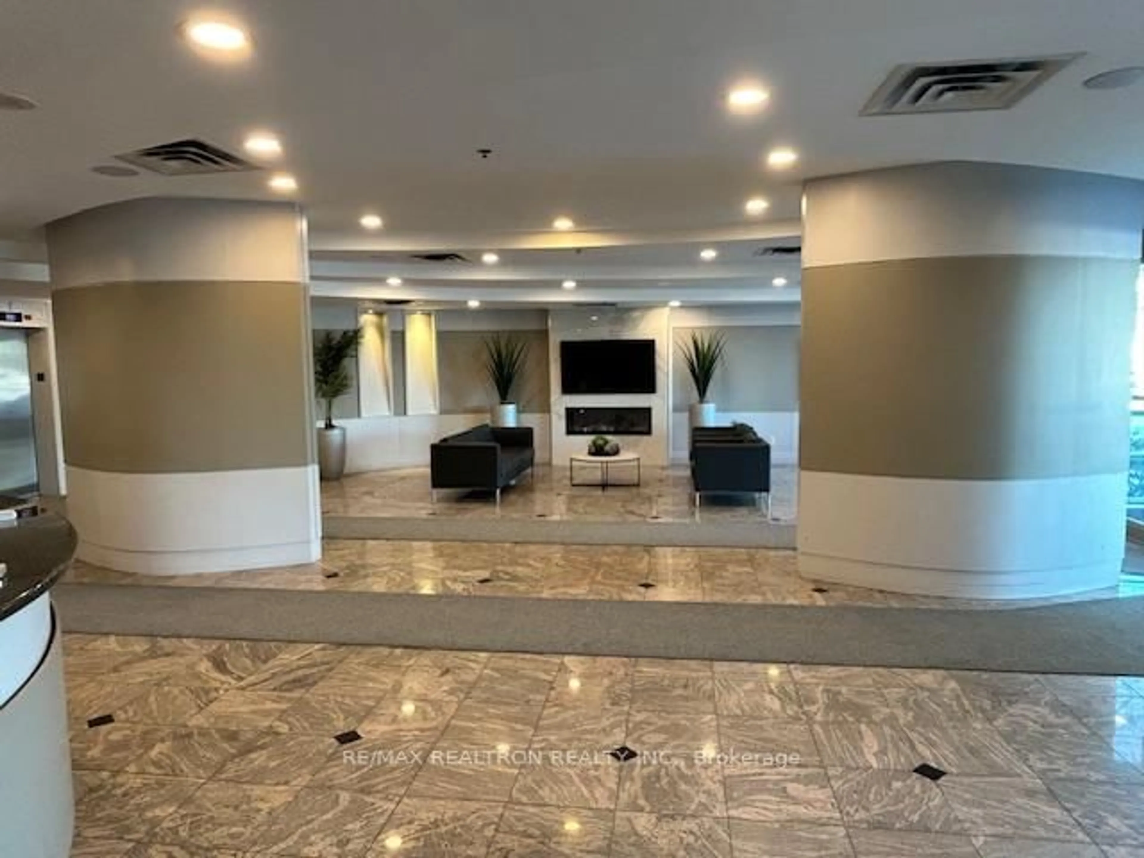 Lobby for 39 Oneida Cres #413, Richmond Hill Ontario L4B 4T9