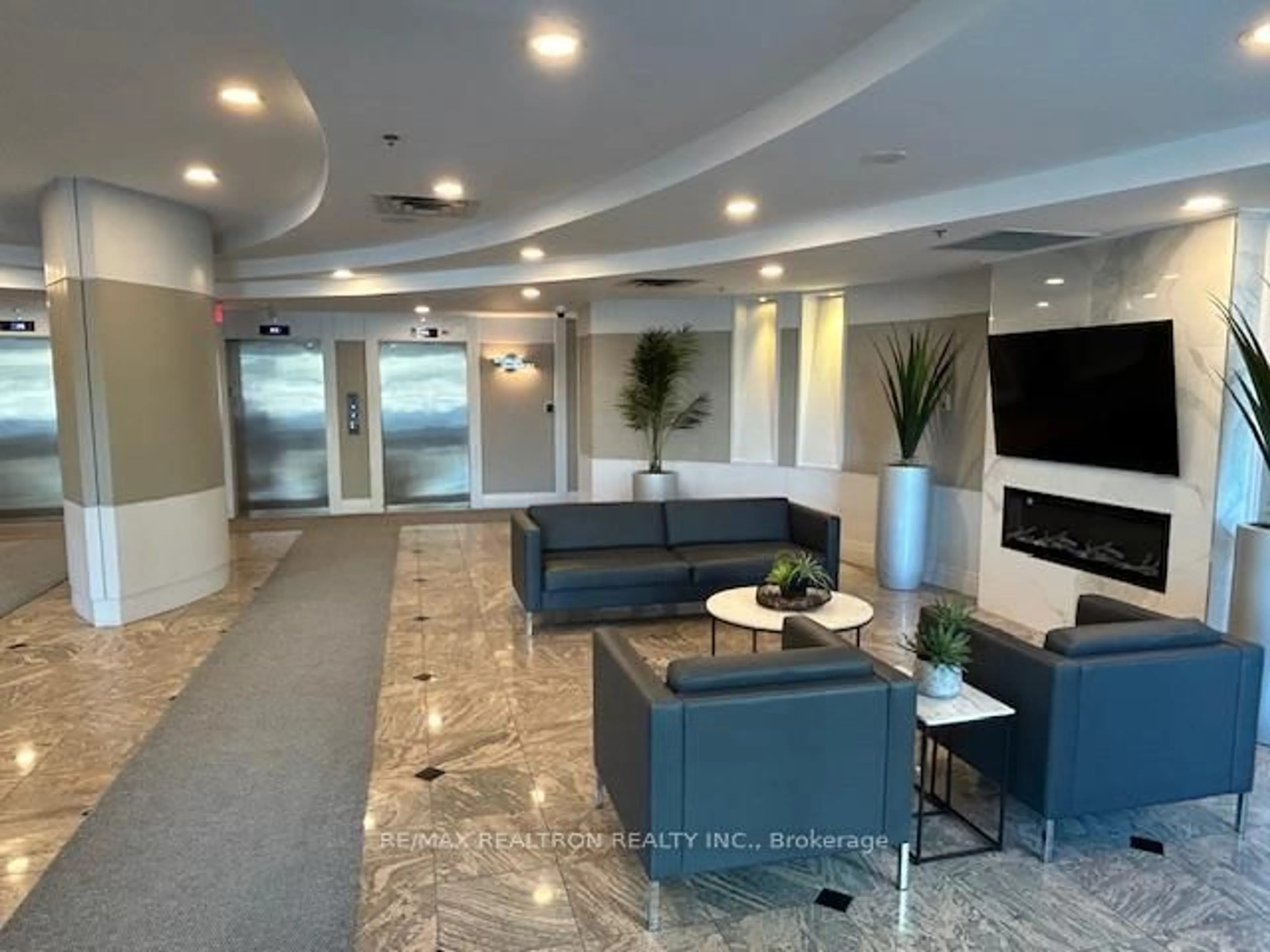 Lobby for 39 Oneida Cres #413, Richmond Hill Ontario L4B 4T9
