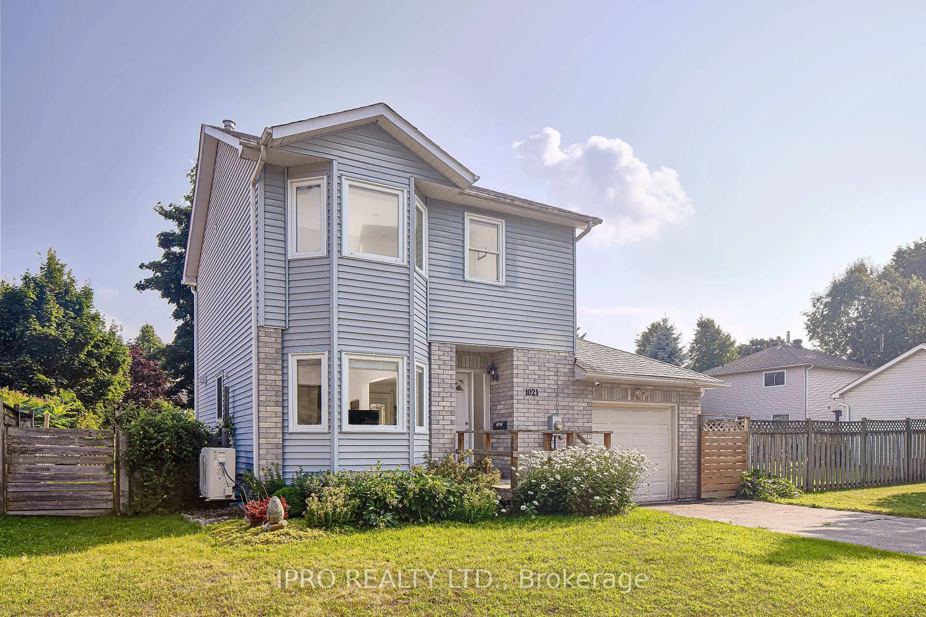 Home with vinyl exterior material, street for 1021 Anna Maria Ave, Innisfil Ontario L9S 1V6