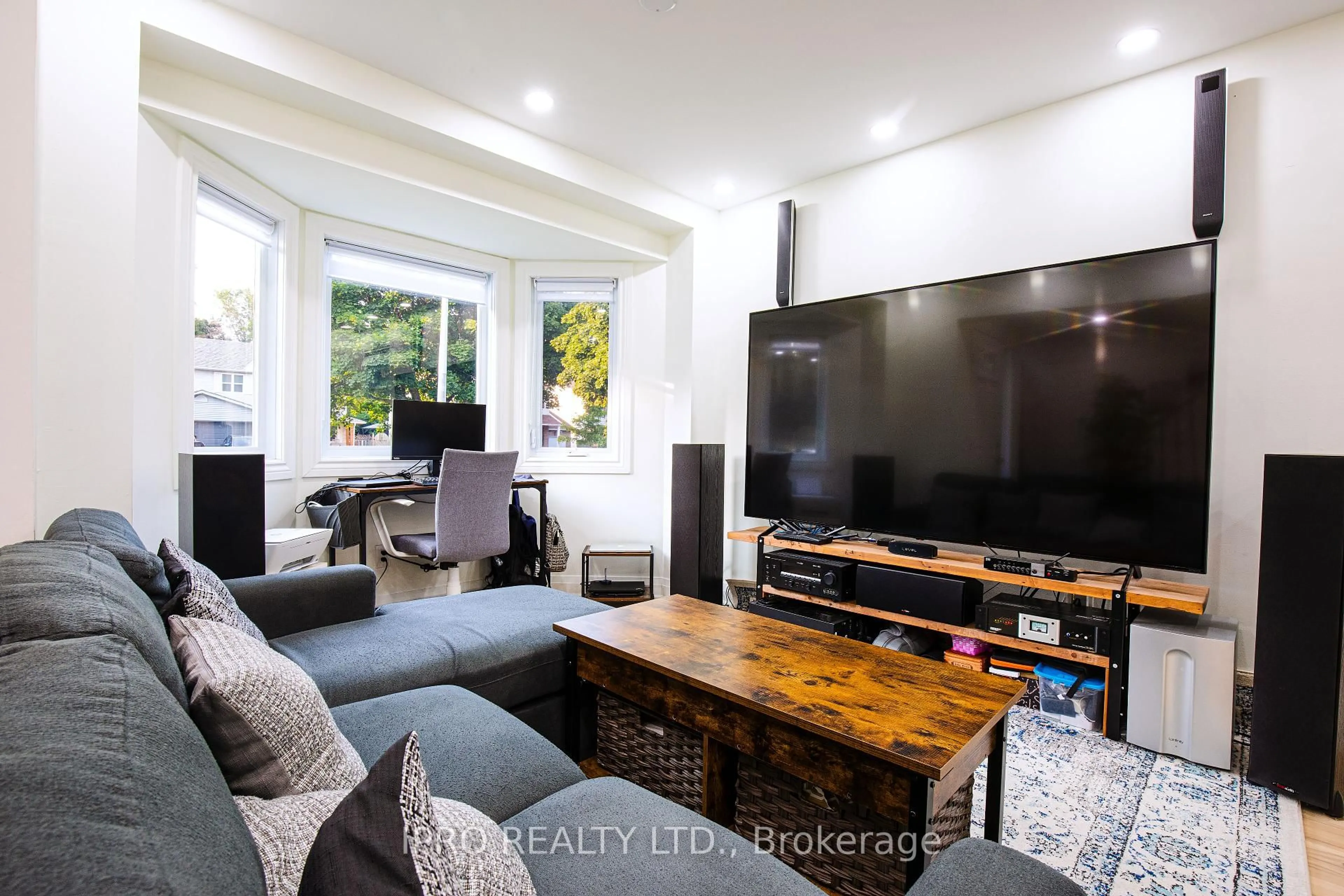 Home theater for 1021 Anna Maria Ave, Innisfil Ontario L9S 1V6
