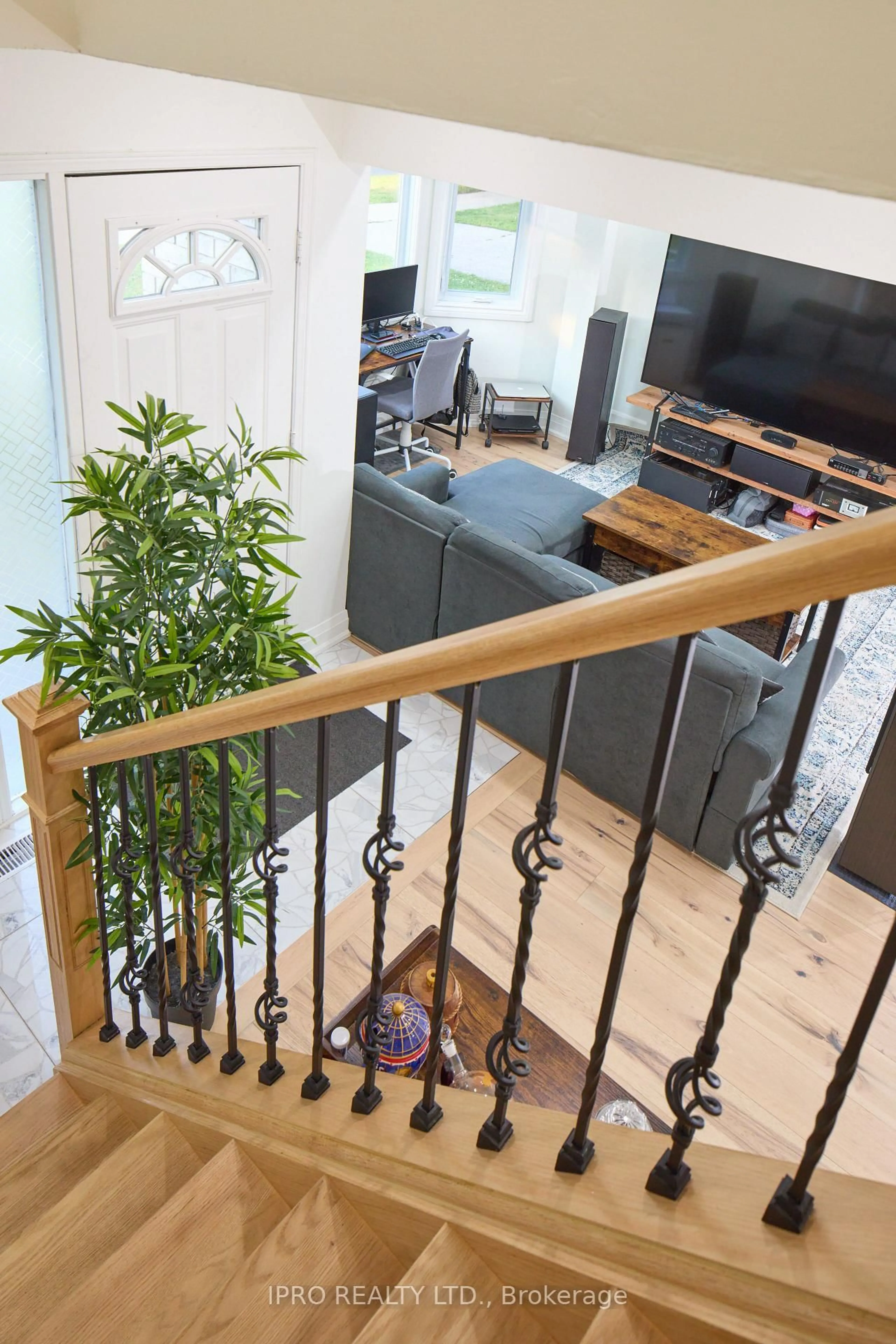 Indoor entryway for 1021 Anna Maria Ave, Innisfil Ontario L9S 1V6