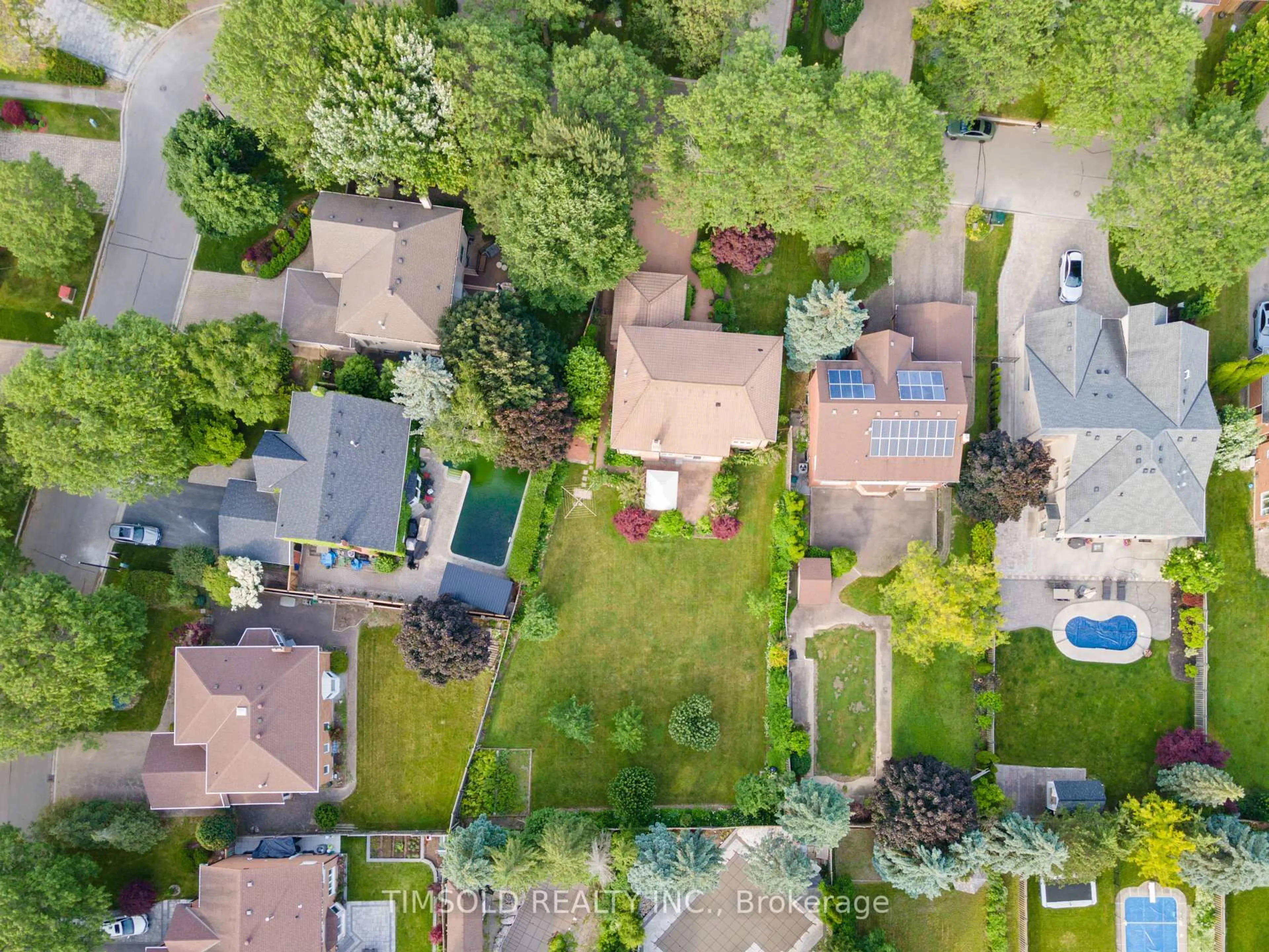 A pic from outside/outdoor area/front of a property/back of a property/a pic from drone, street for 32 Addington Sq, Markham Ontario L3R 7N1