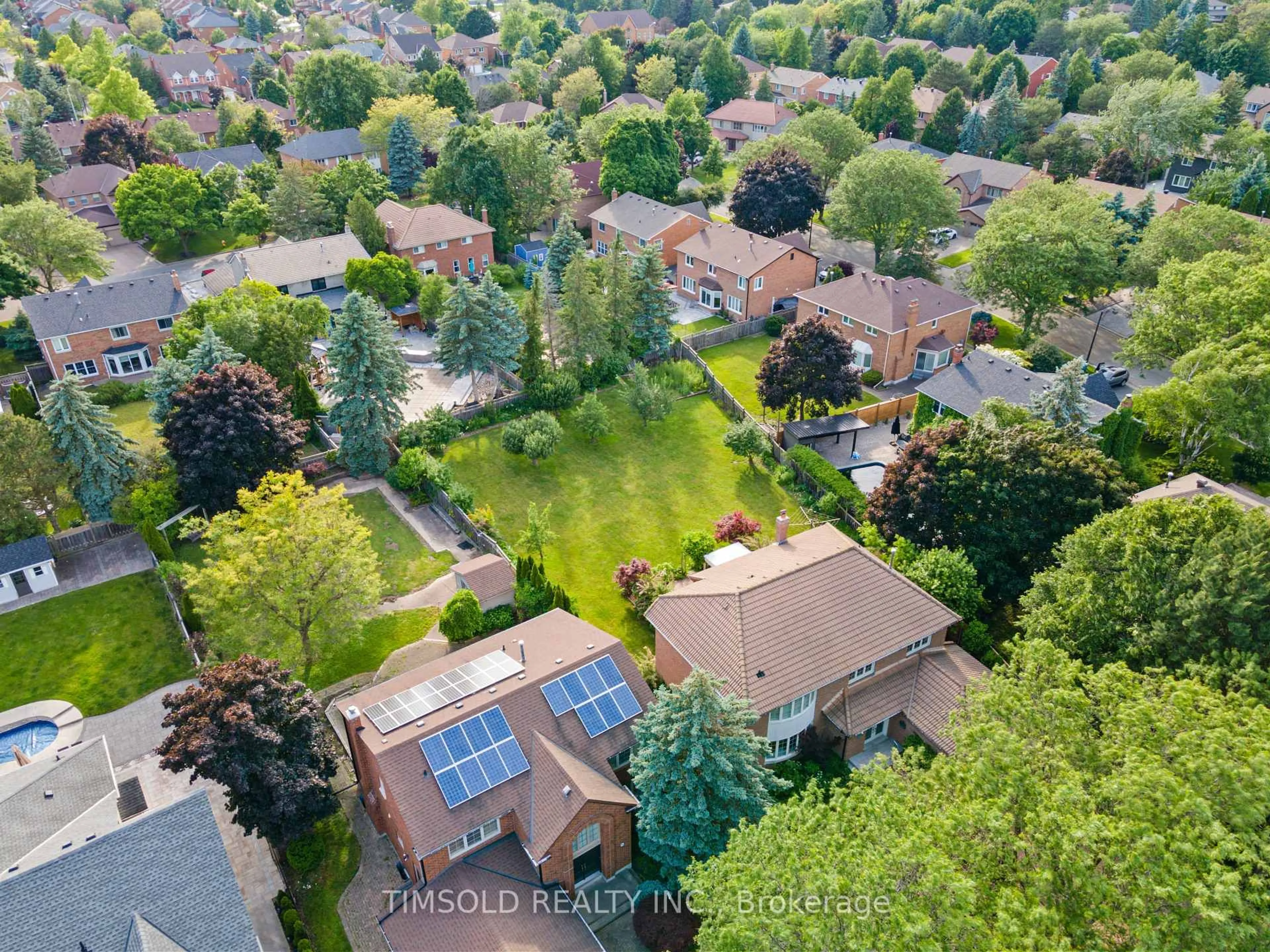 A pic from outside/outdoor area/front of a property/back of a property/a pic from drone, street for 32 Addington Sq, Markham Ontario L3R 7N1