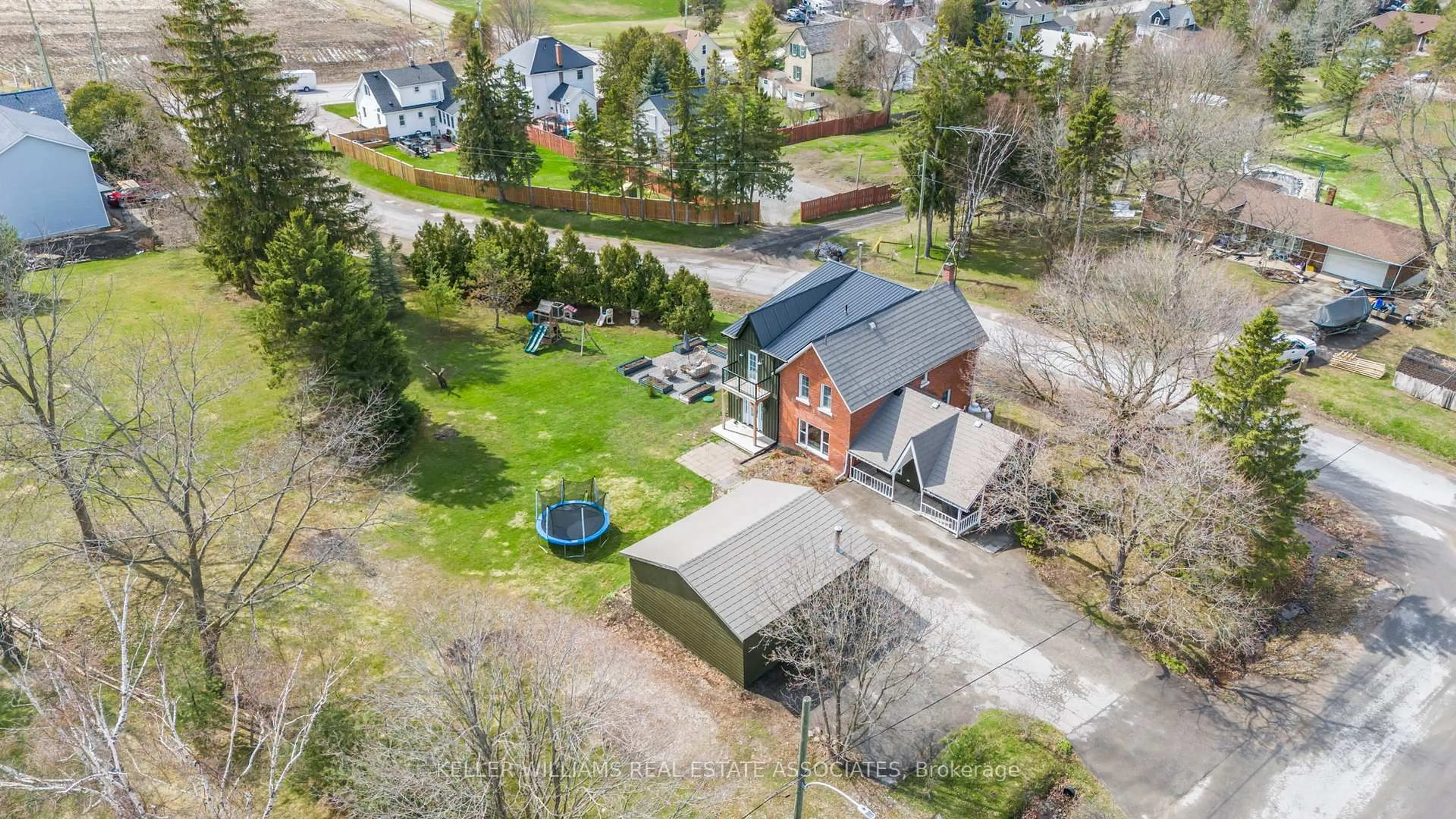 A pic from outside/outdoor area/front of a property/back of a property/a pic from drone, street for 6 Scott Crt, Uxbridge Ontario L0C 1C0