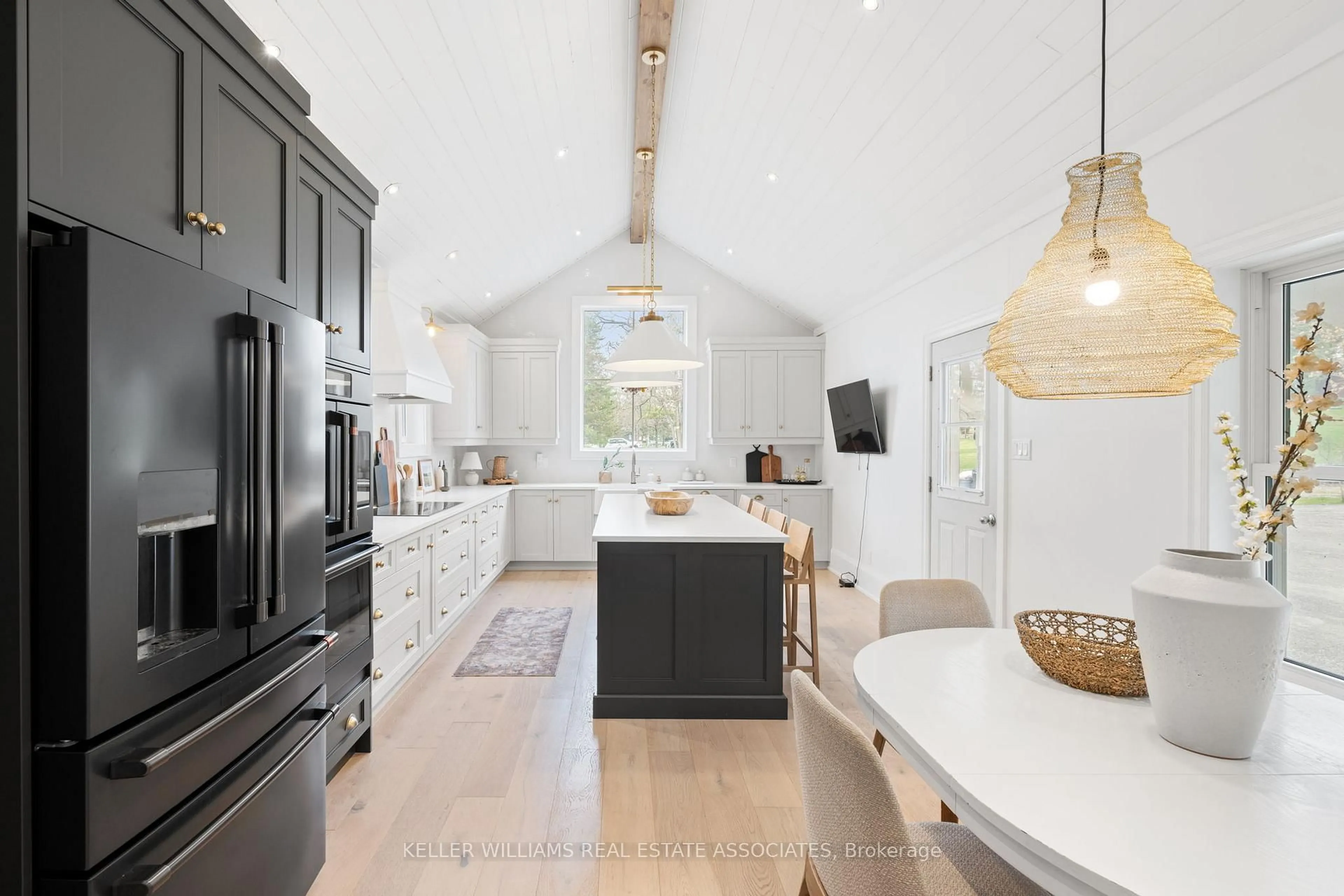 Open concept kitchen, unknown for 6 Scott Crt, Uxbridge Ontario L0C 1C0