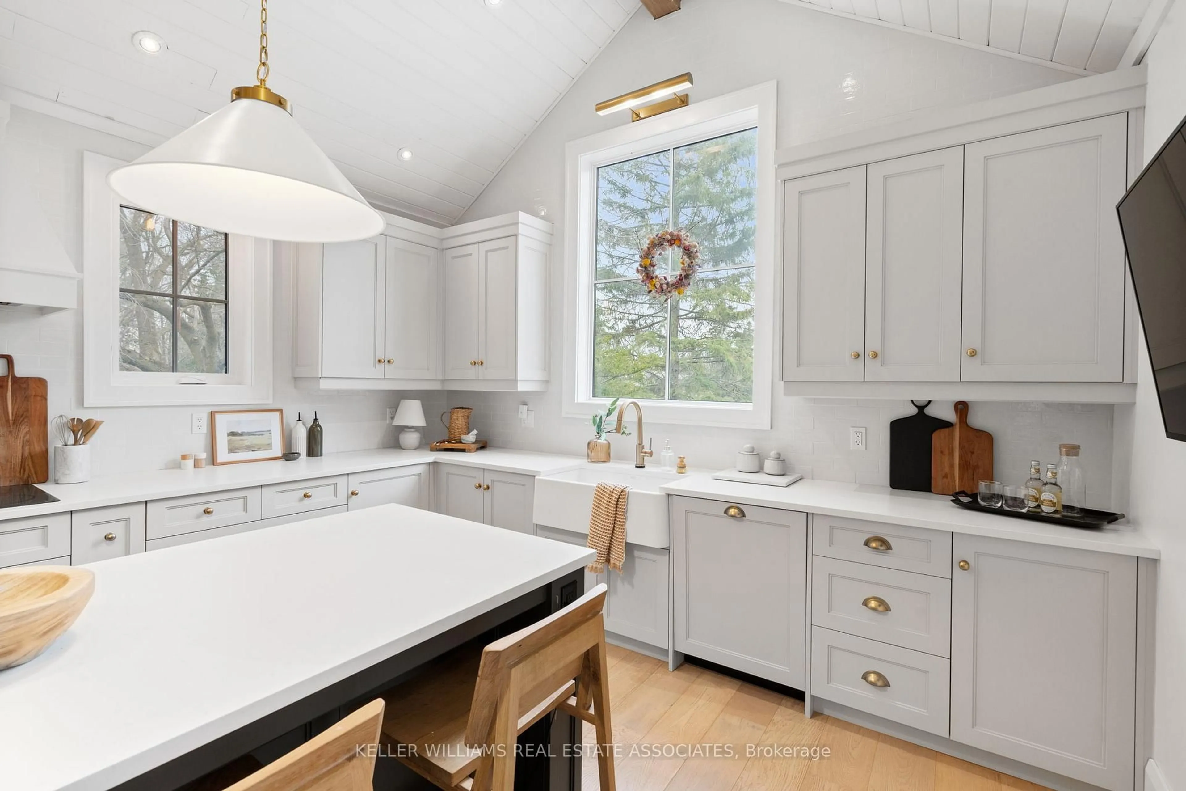 Open concept kitchen, ceramic/tile floor for 6 Scott Crt, Uxbridge Ontario L0C 1C0