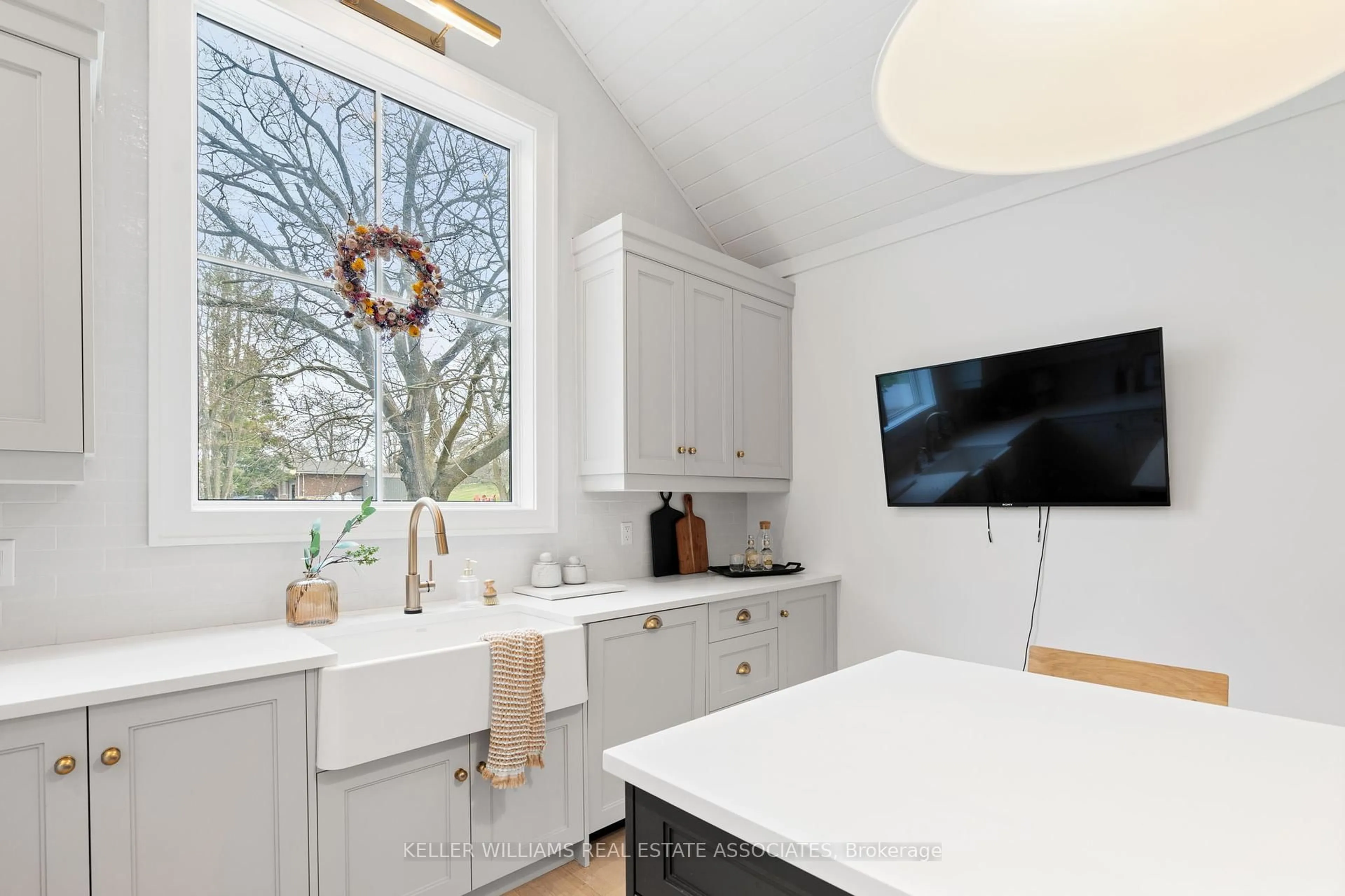Unknown for 6 Scott Crt, Uxbridge Ontario L0C 1C0