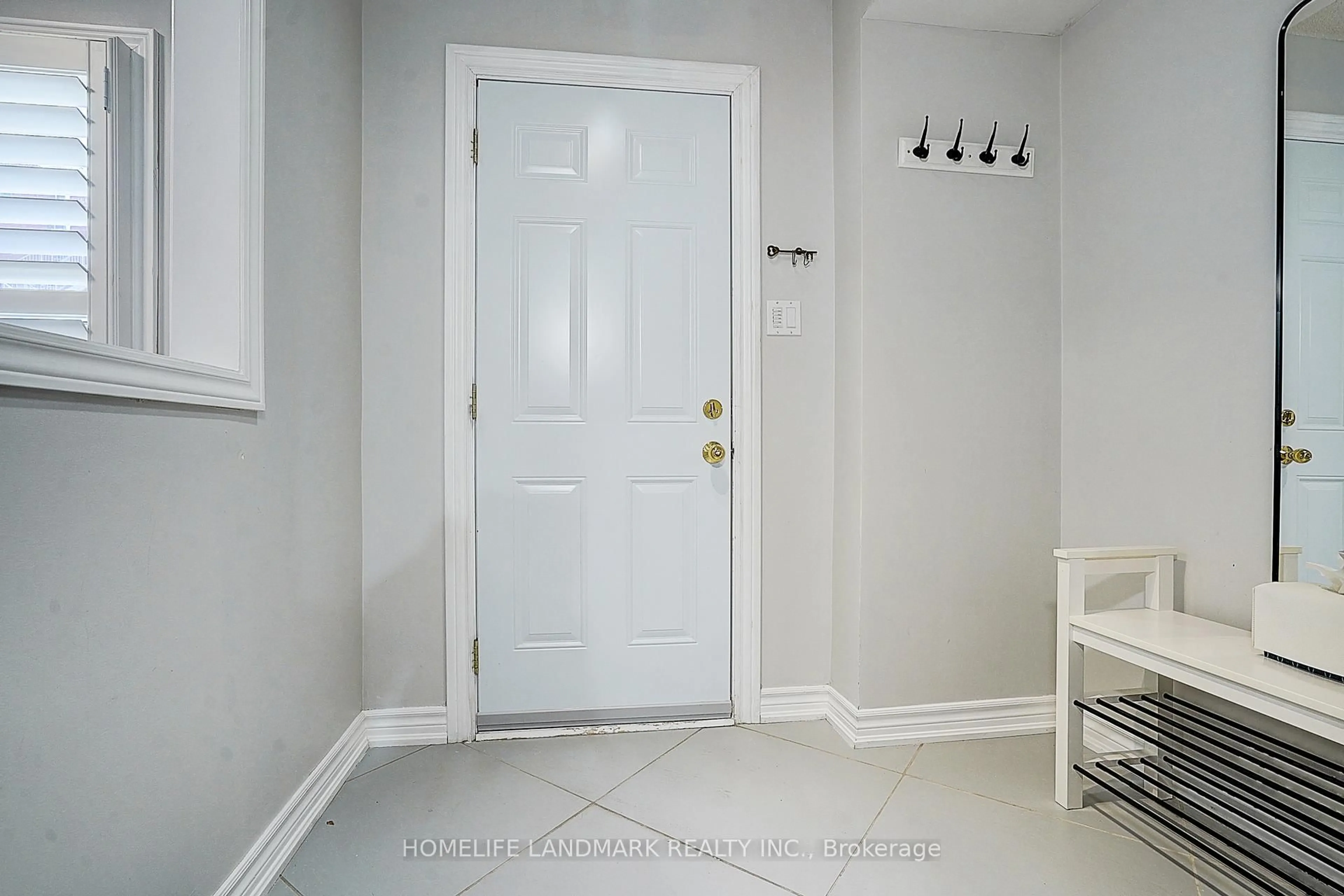 Indoor entryway for 115 Main St #37, Newmarket Ontario L3Y 8J3