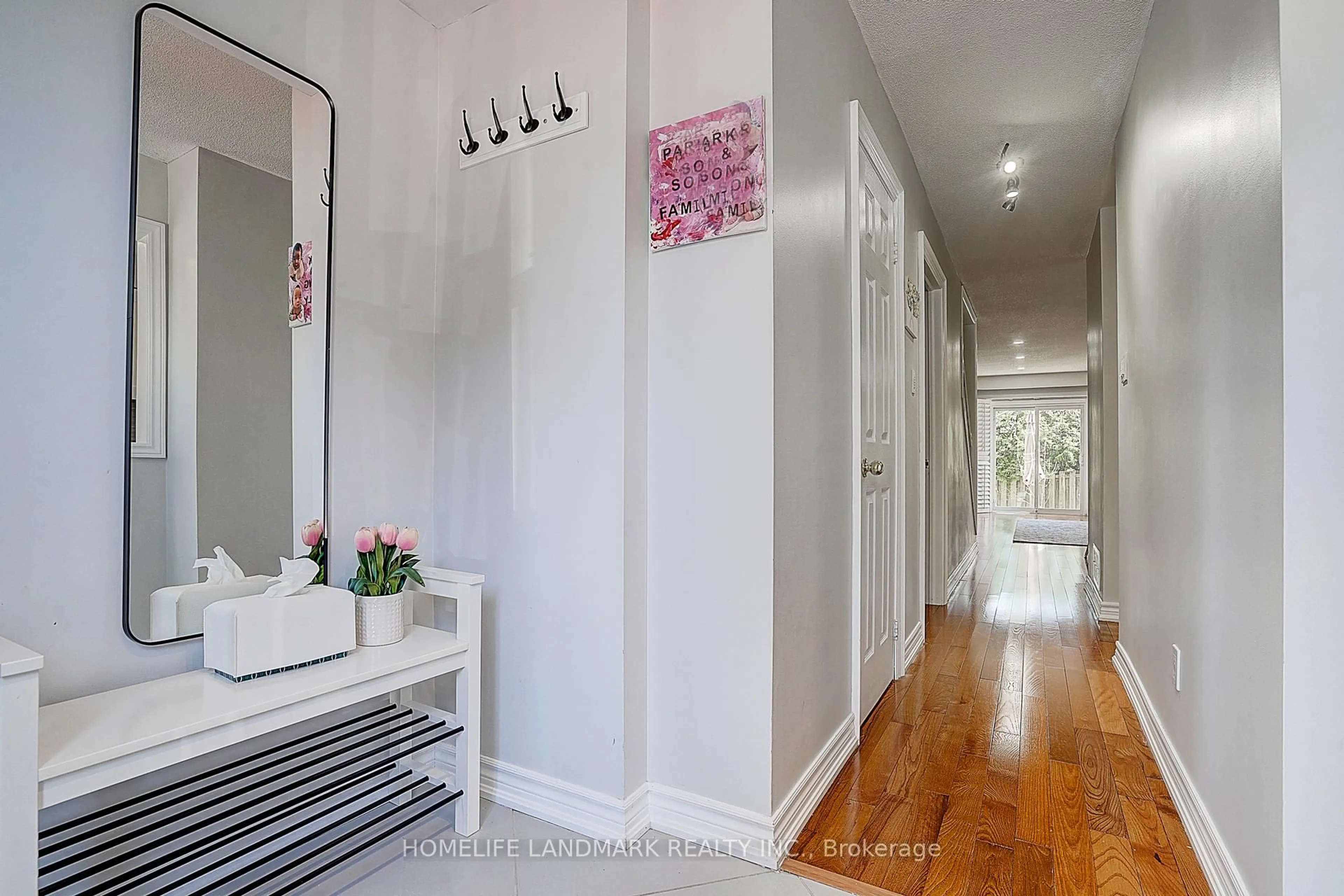 Indoor entryway for 115 Main St #37, Newmarket Ontario L3Y 8J3