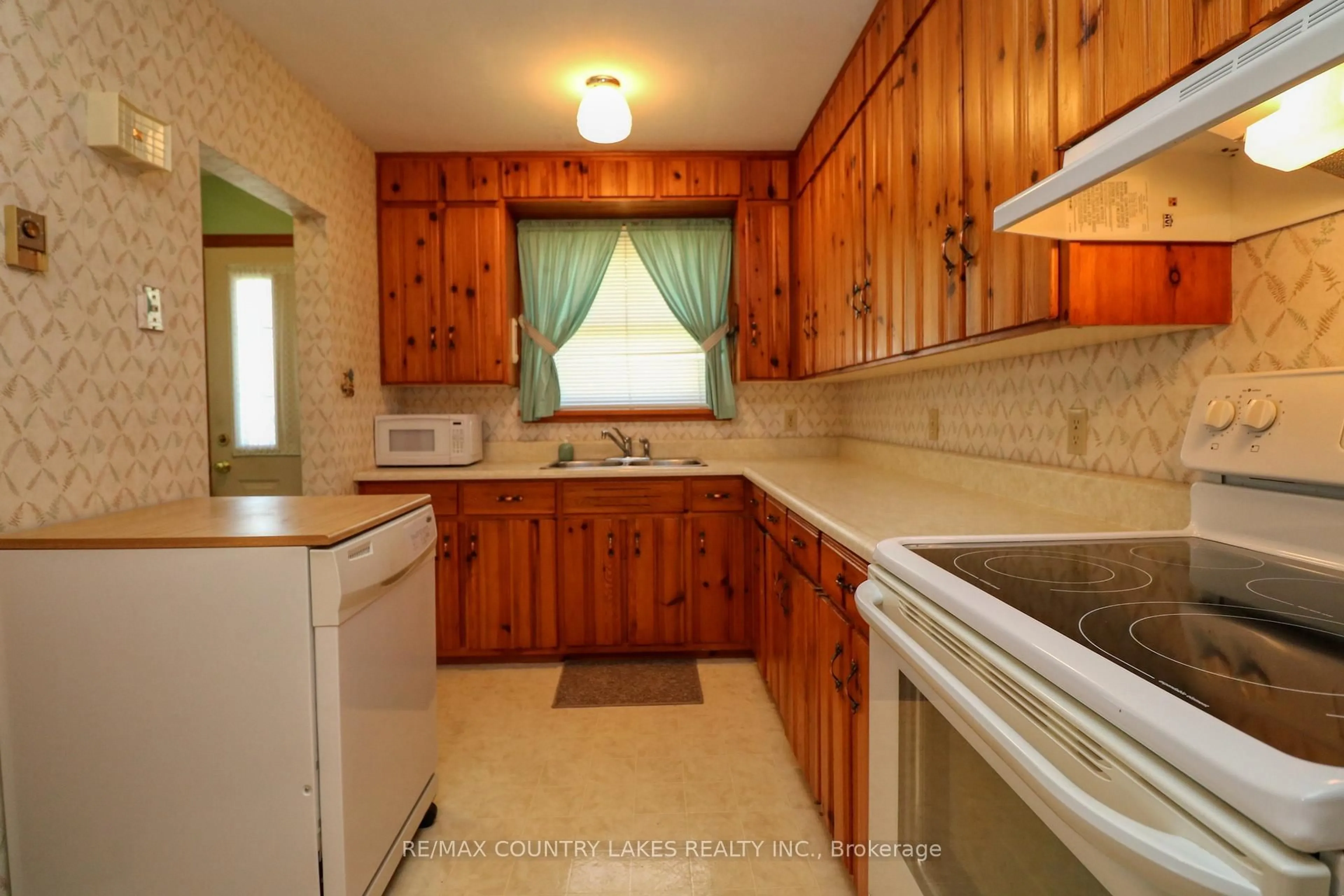 Standard kitchen, ceramic/tile floor for 385 Church St, Brock Ontario L0K 1A0