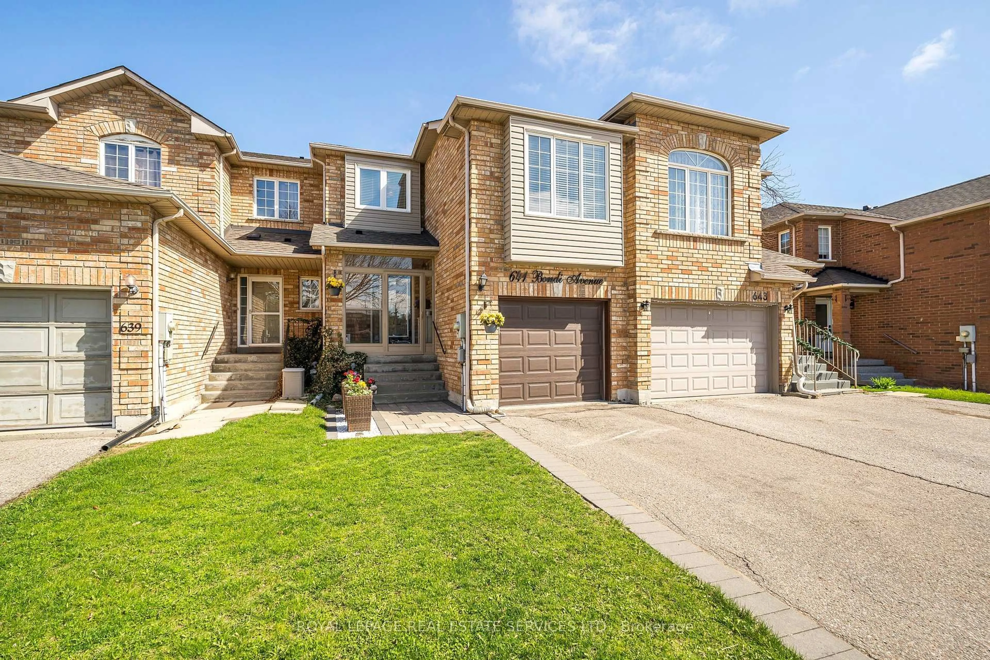 Home with brick exterior material, street for 641 Bondi Ave, Newmarket Ontario L3Y 8S8