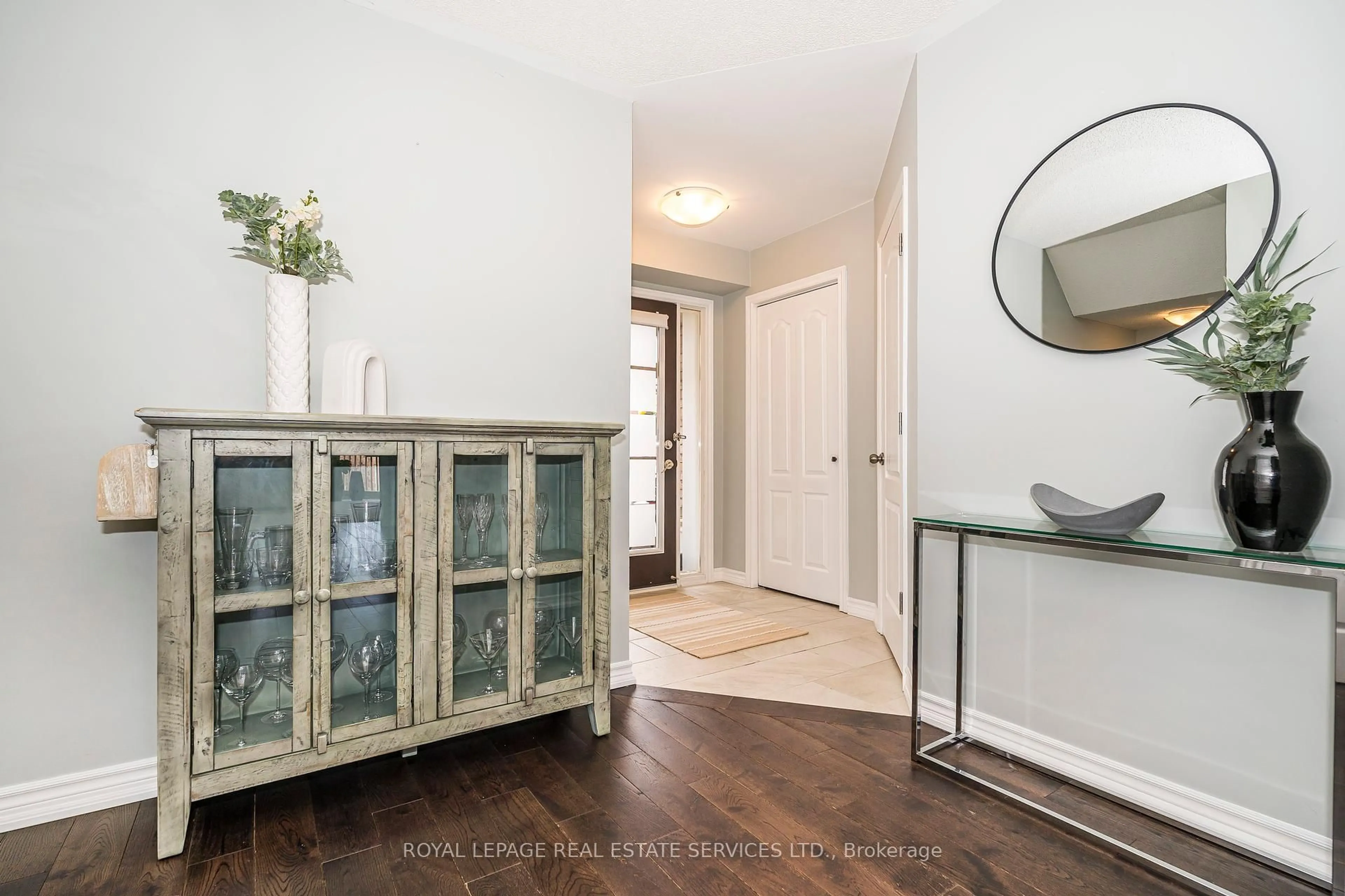 Indoor entryway for 641 Bondi Ave, Newmarket Ontario L3Y 8S8