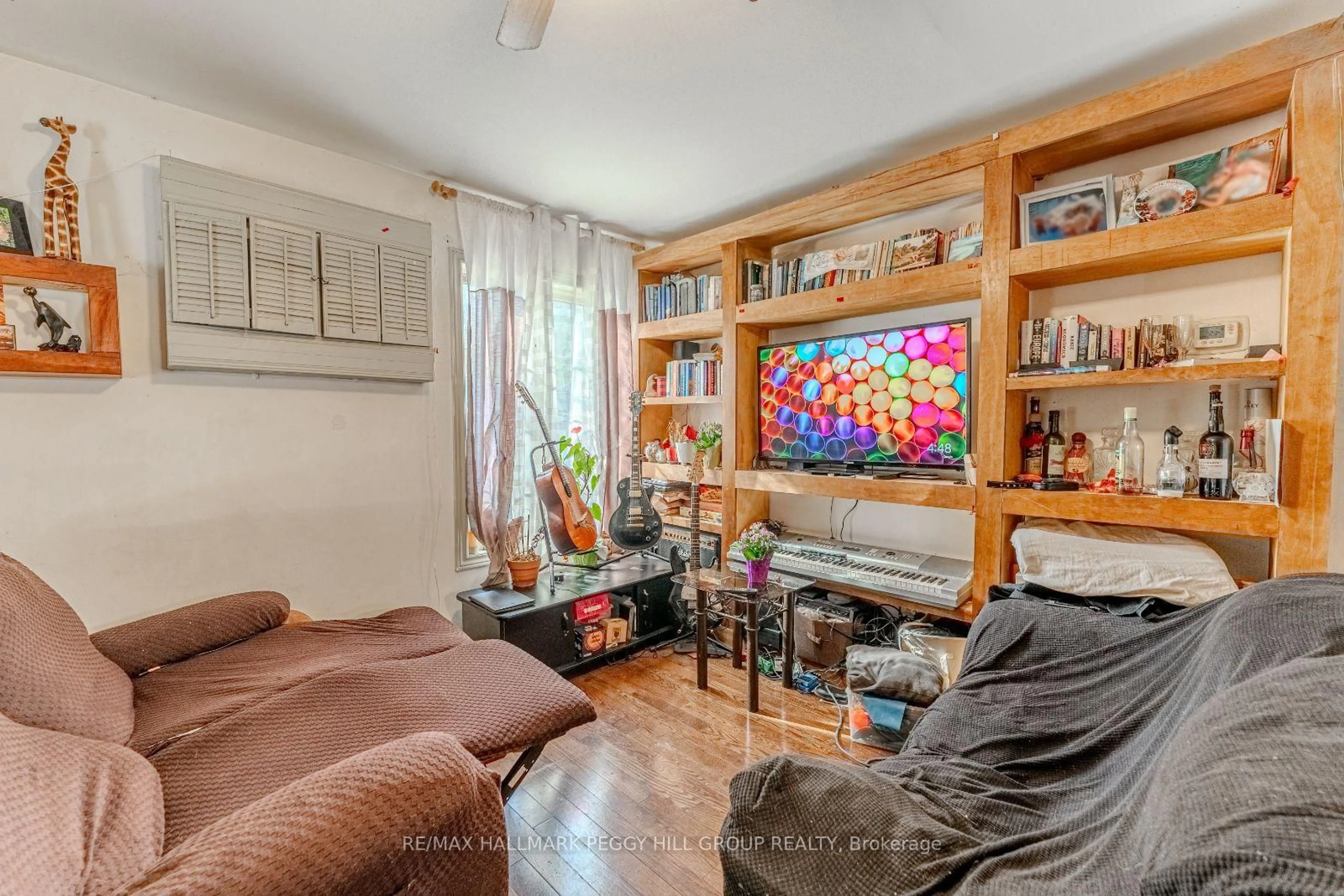 Living room with furniture, unknown for 2203 Margs Lane, Innisfil Ontario L9S 2E2