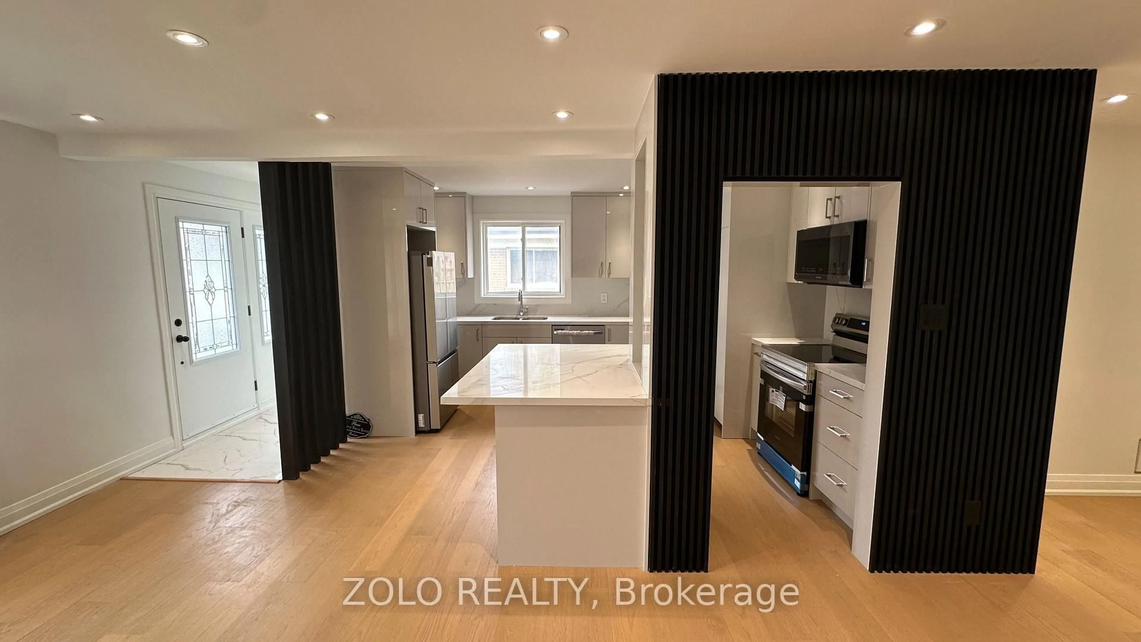 Open concept kitchen, wood/laminate floor for 39 Harrison Dr, Newmarket Ontario L3Y 4P3