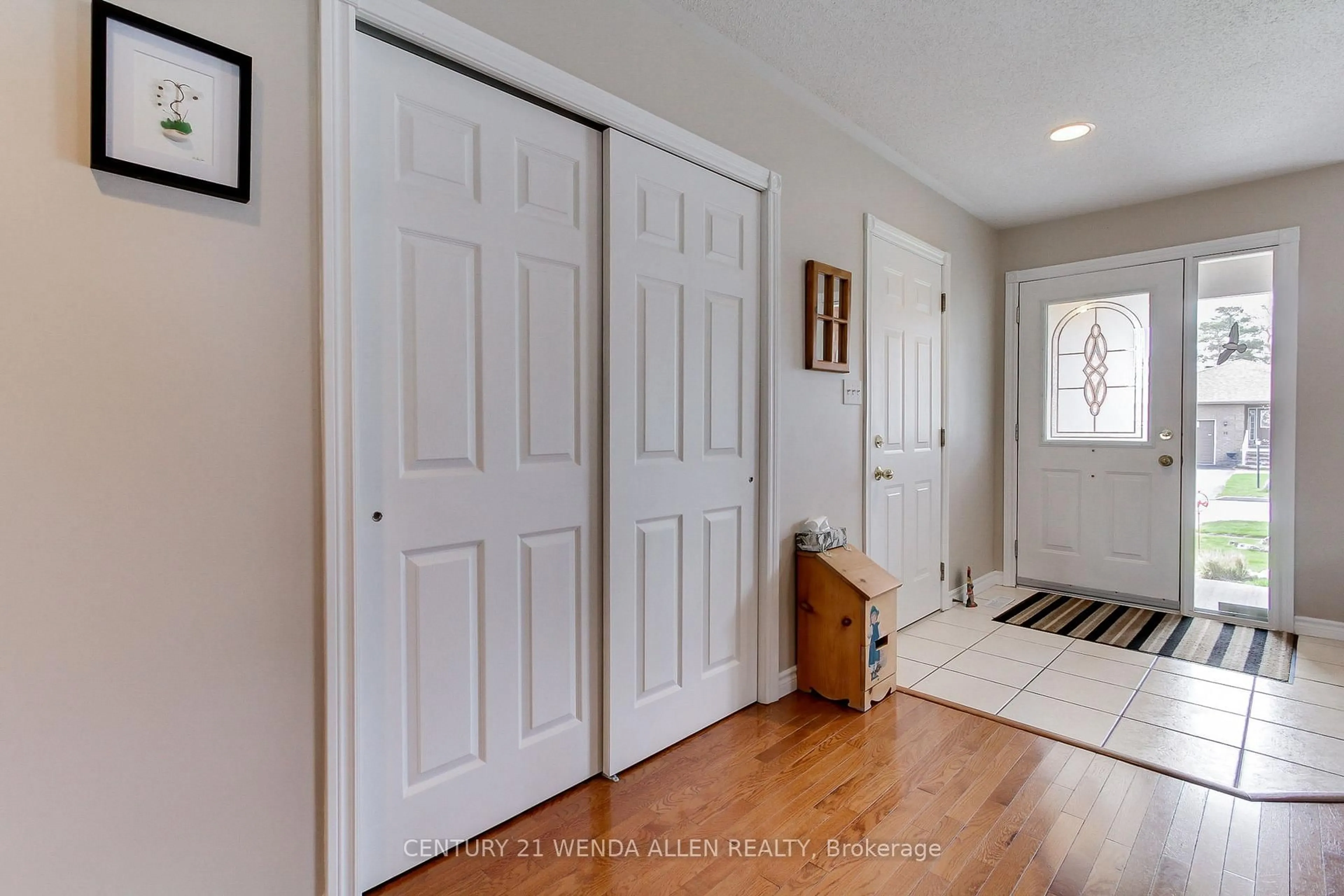 Indoor entryway for 11 Low Blvd, Uxbridge Ontario L9P 1W7