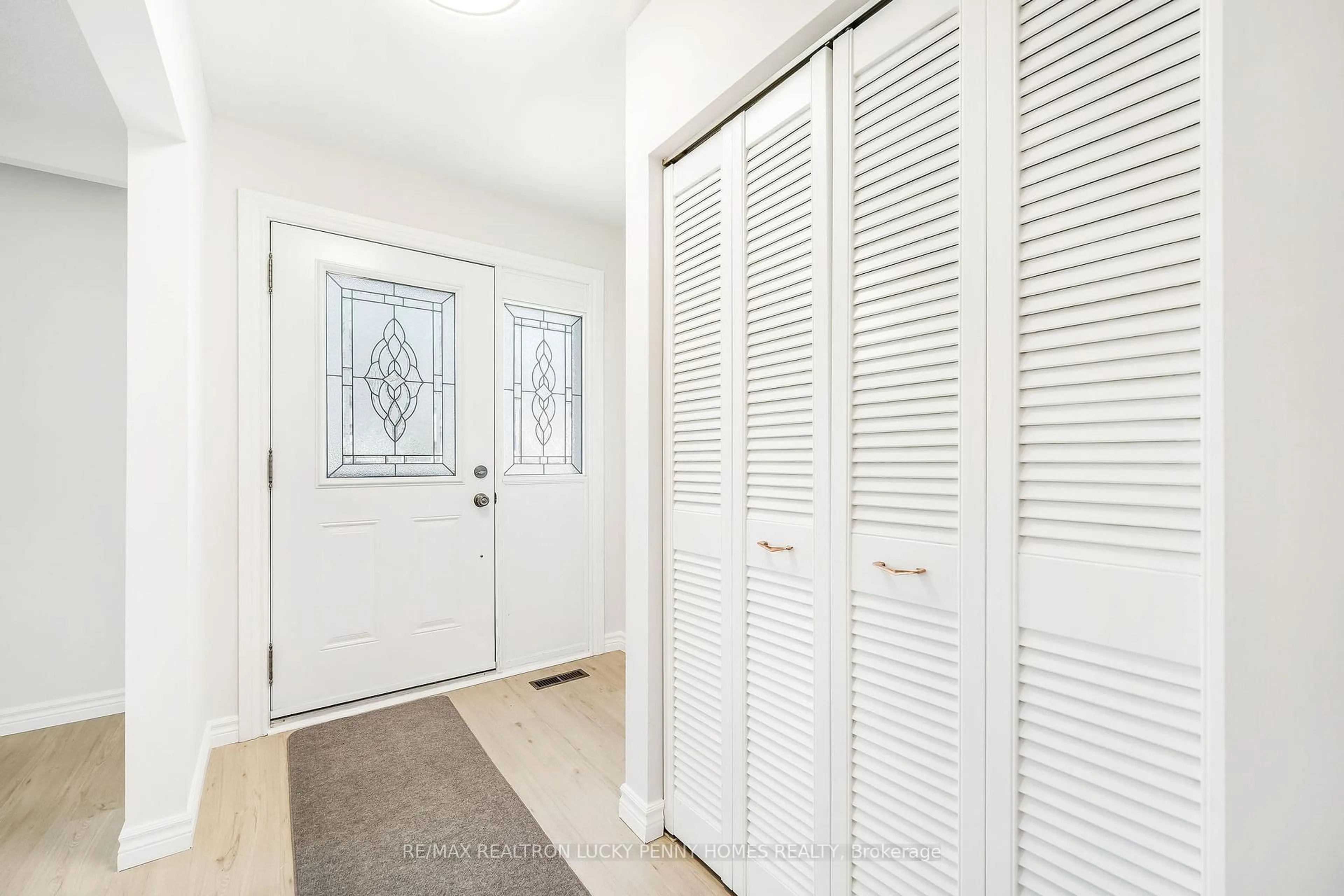 Indoor entryway for 23 Bakerdale Rd, Markham Ontario L3P 1J3