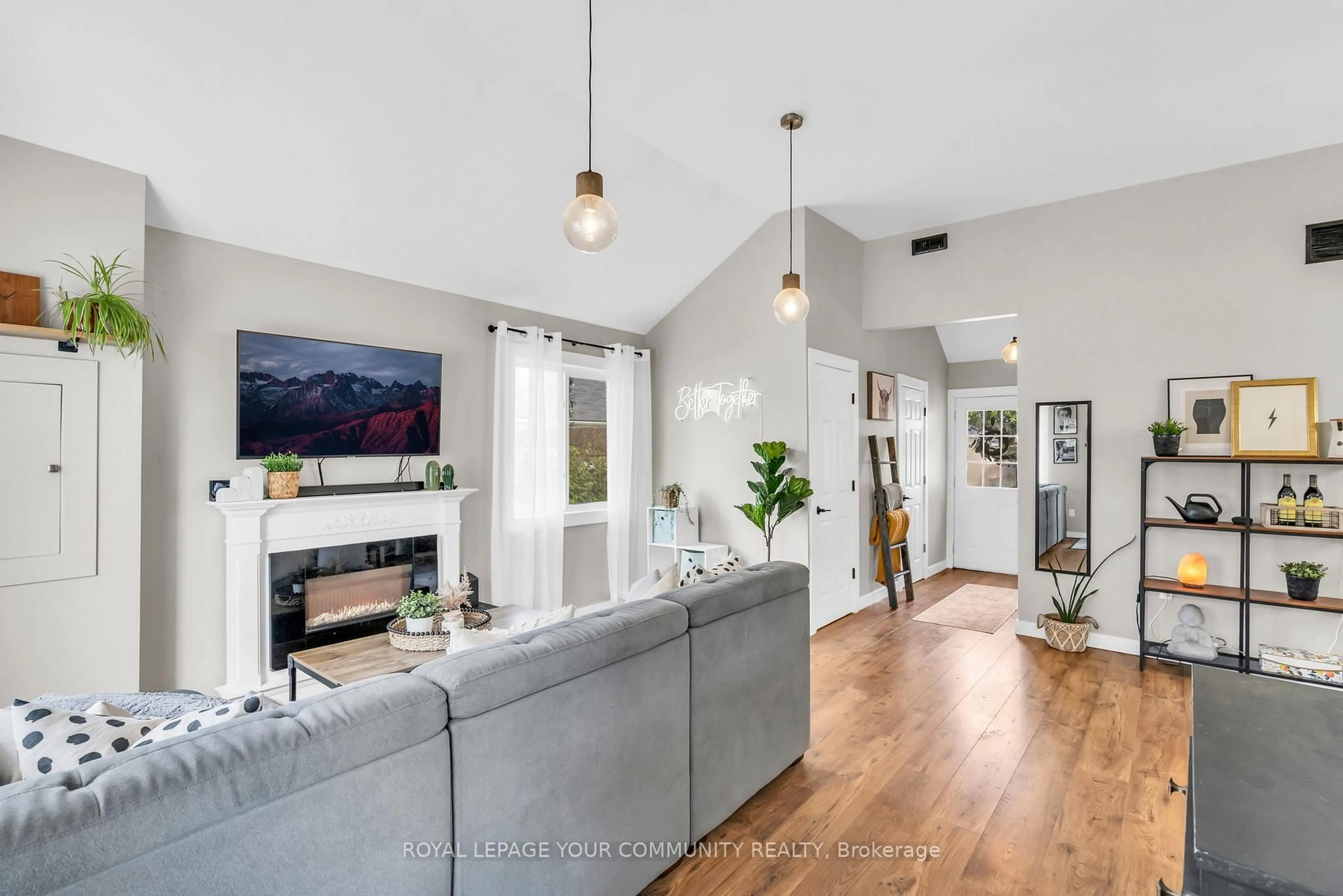 Open concept kitchen, unknown for 17 Hardwood Dr, Georgina Ontario L0E 1L0