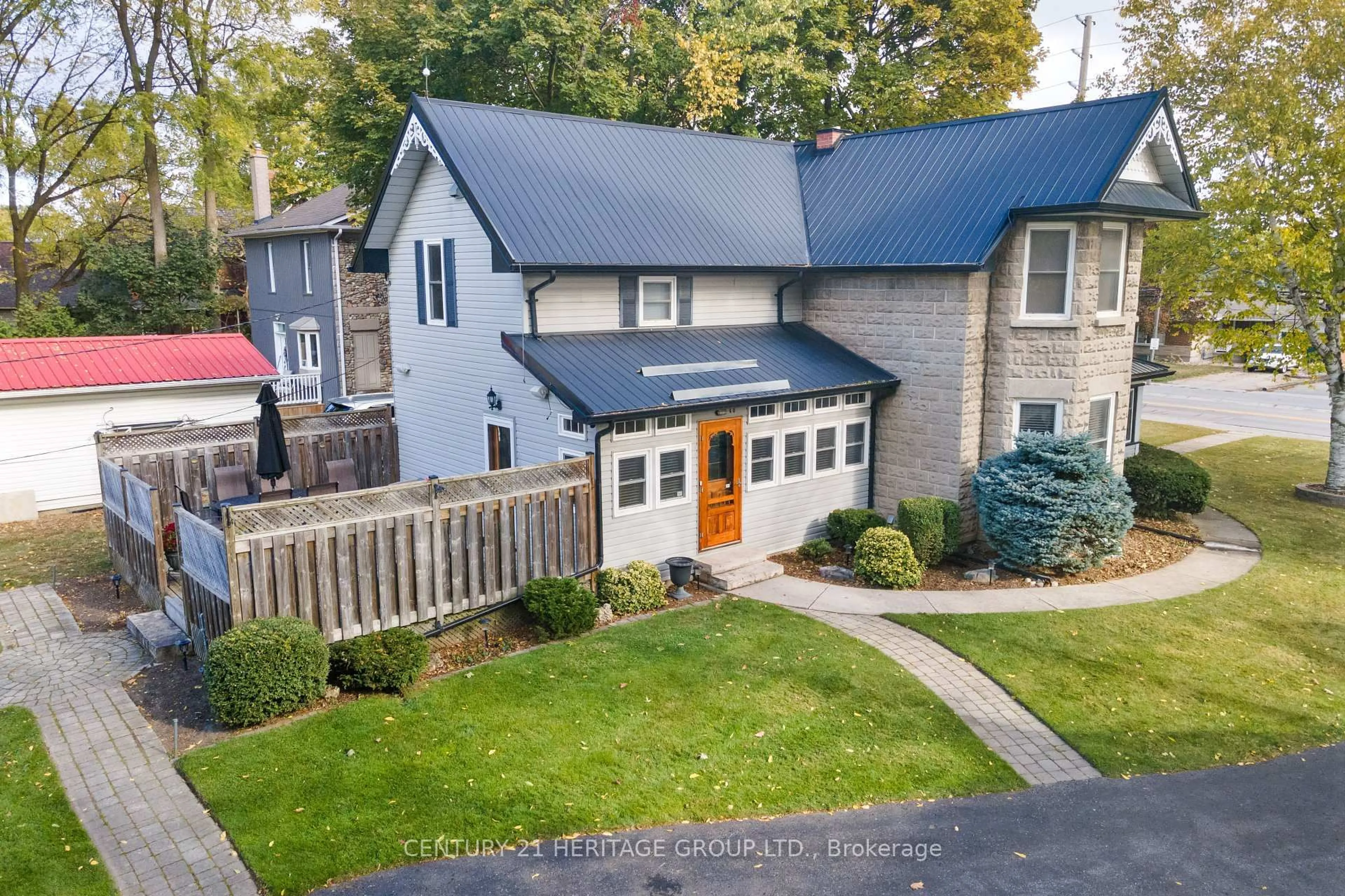 A pic from outside/outdoor area/front of a property/back of a property/a pic from drone, street for 20314 Leslie St, East Gwillimbury Ontario L0G 1R0