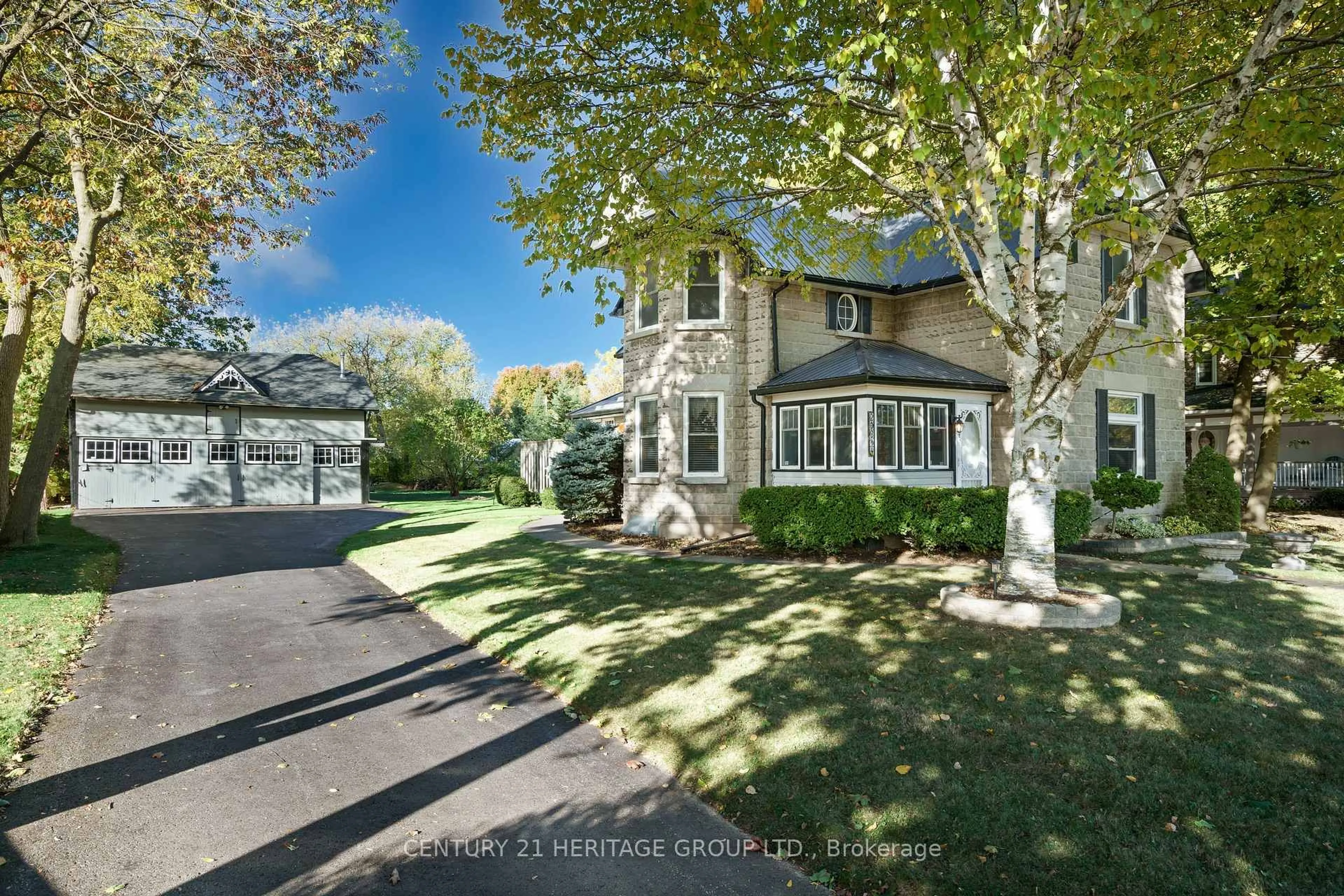 A pic from outside/outdoor area/front of a property/back of a property/a pic from drone, street for 20314 Leslie St, East Gwillimbury Ontario L0G 1R0