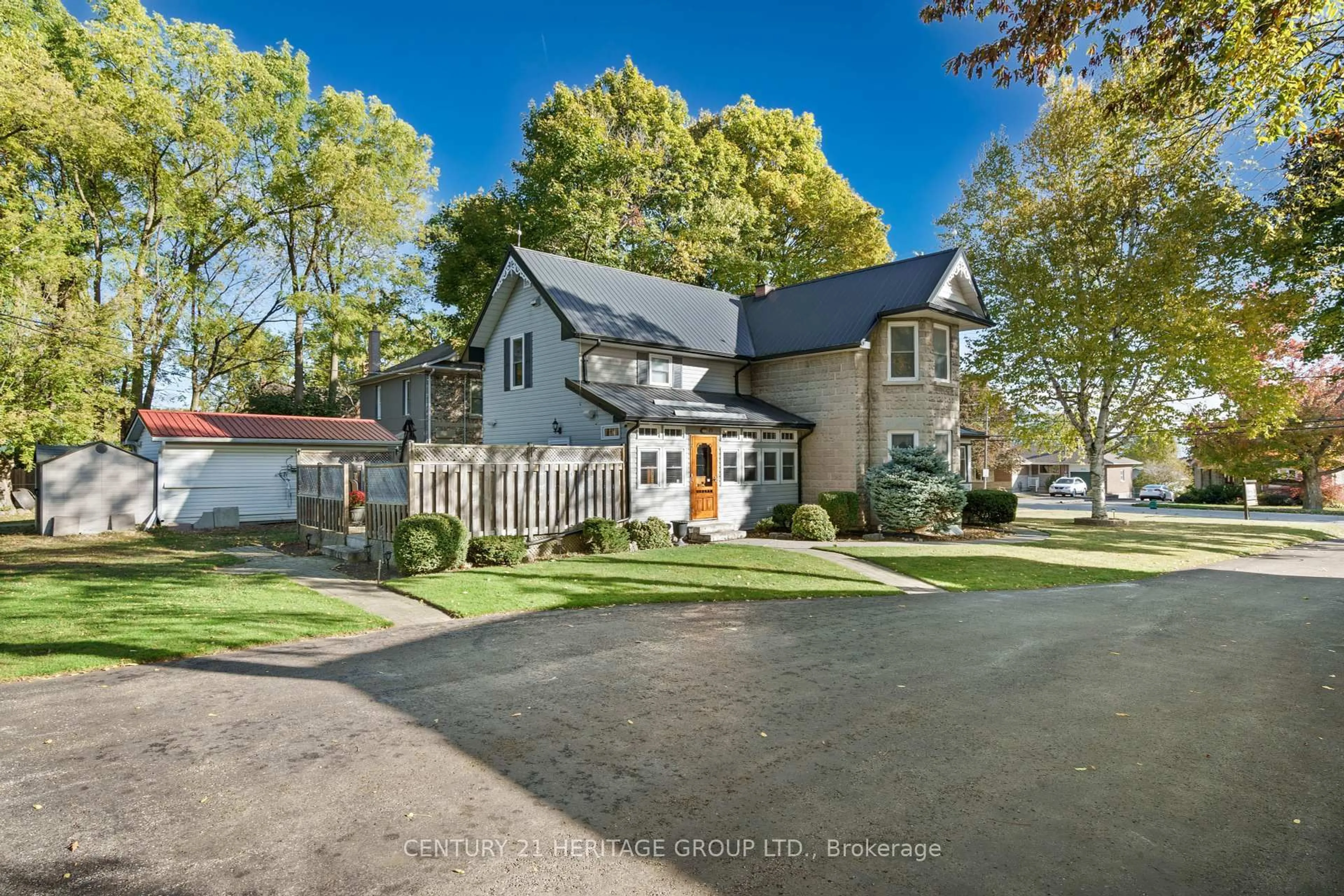 A pic from outside/outdoor area/front of a property/back of a property/a pic from drone, street for 20314 Leslie St, East Gwillimbury Ontario L0G 1R0