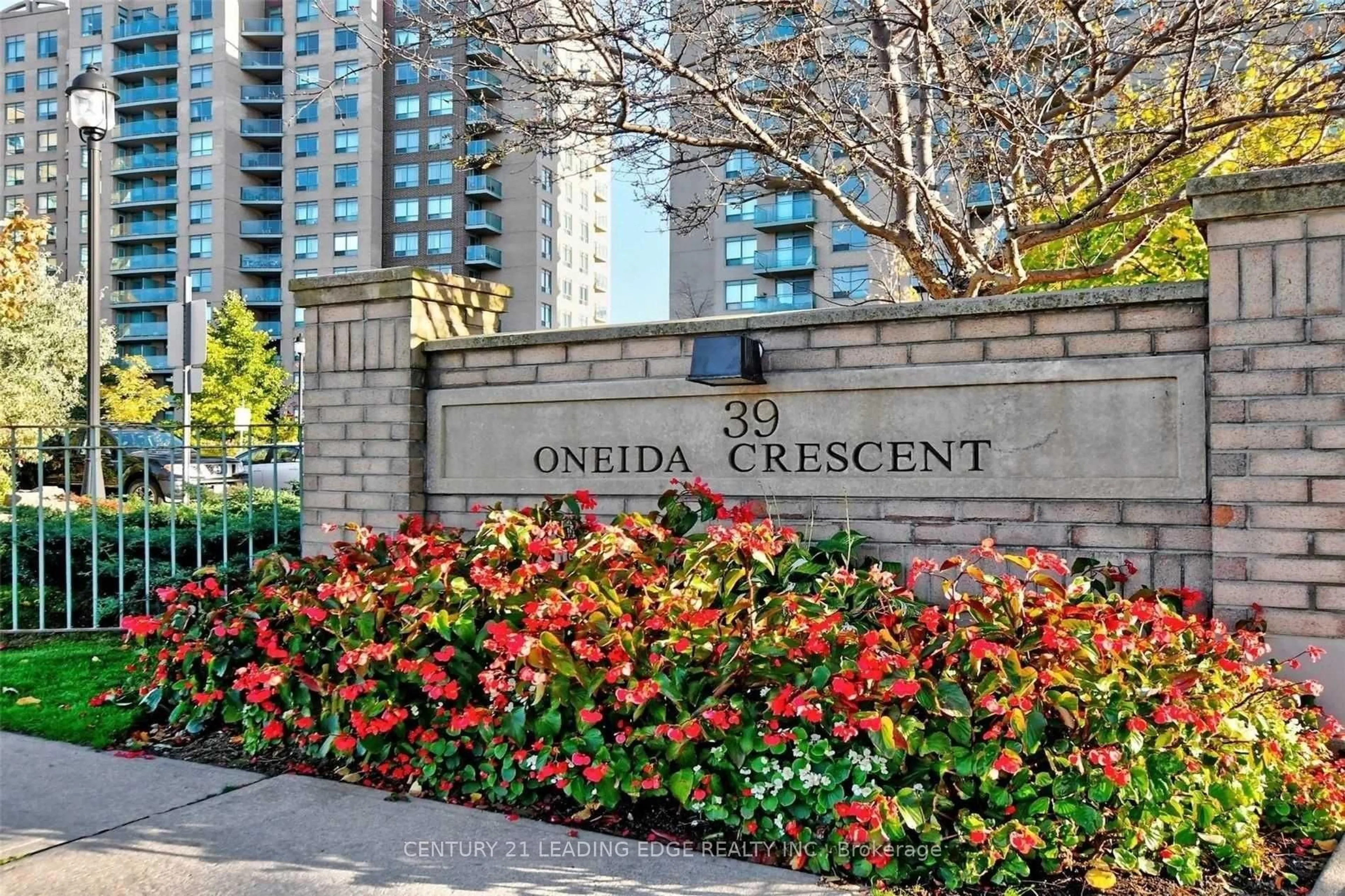 Indoor foyer for 39 Oneida Cres #307, Richmond Hill Ontario L4B 4T9