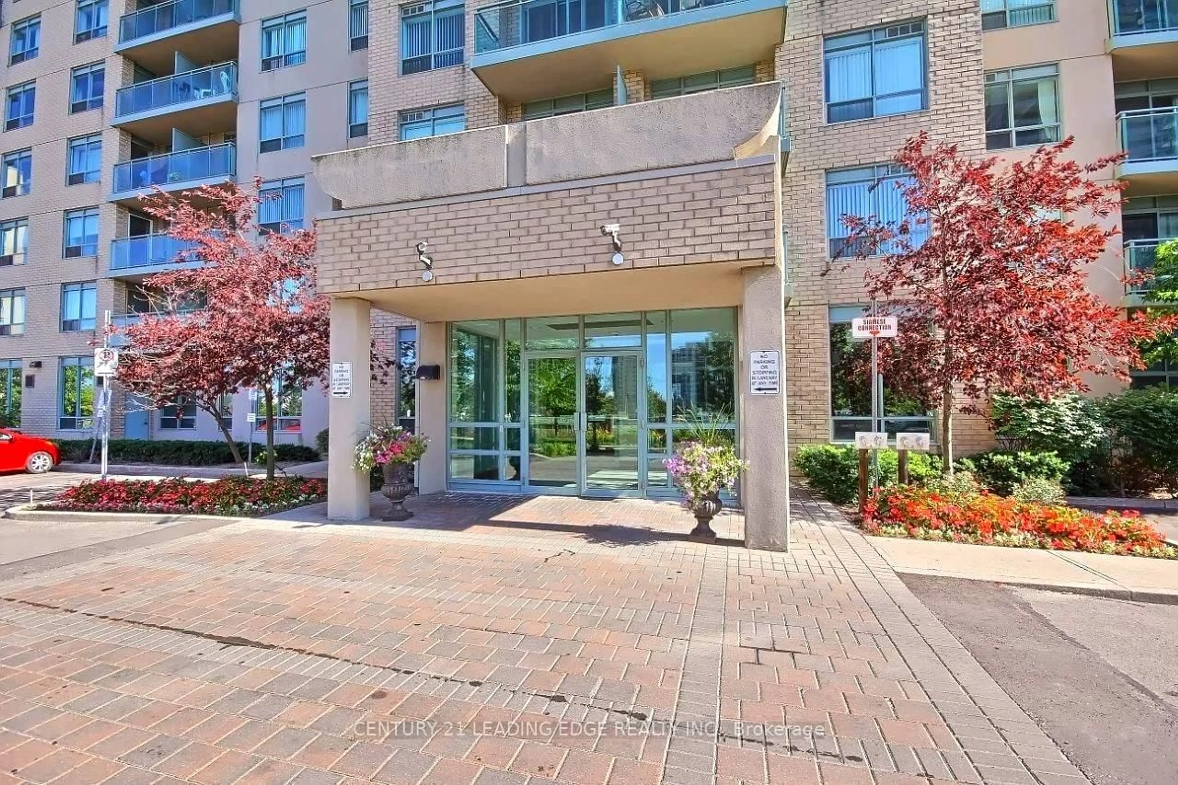 Indoor foyer for 39 Oneida Cres #307, Richmond Hill Ontario L4B 4T9