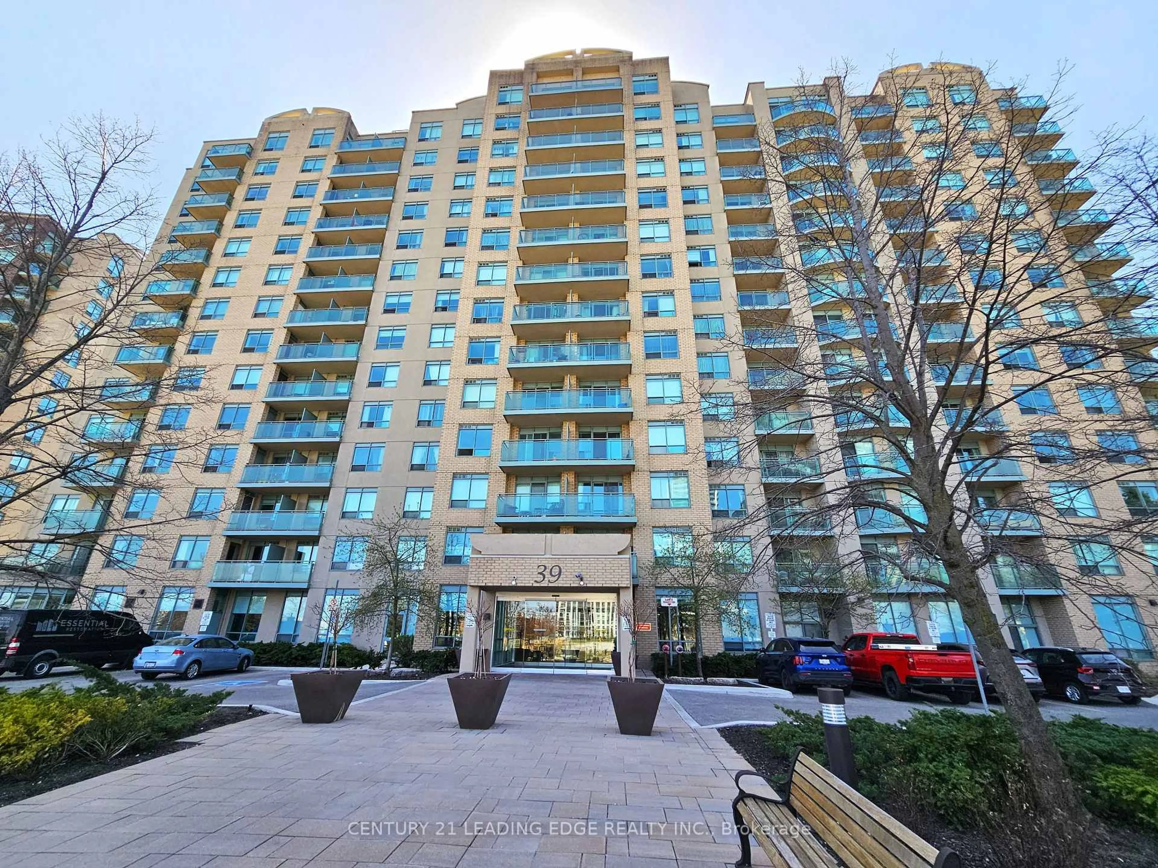 A pic from outside/outdoor area/front of a property/back of a property/a pic from drone, city buildings view from balcony for 39 Oneida Cres #307, Richmond Hill Ontario L4B 4T9