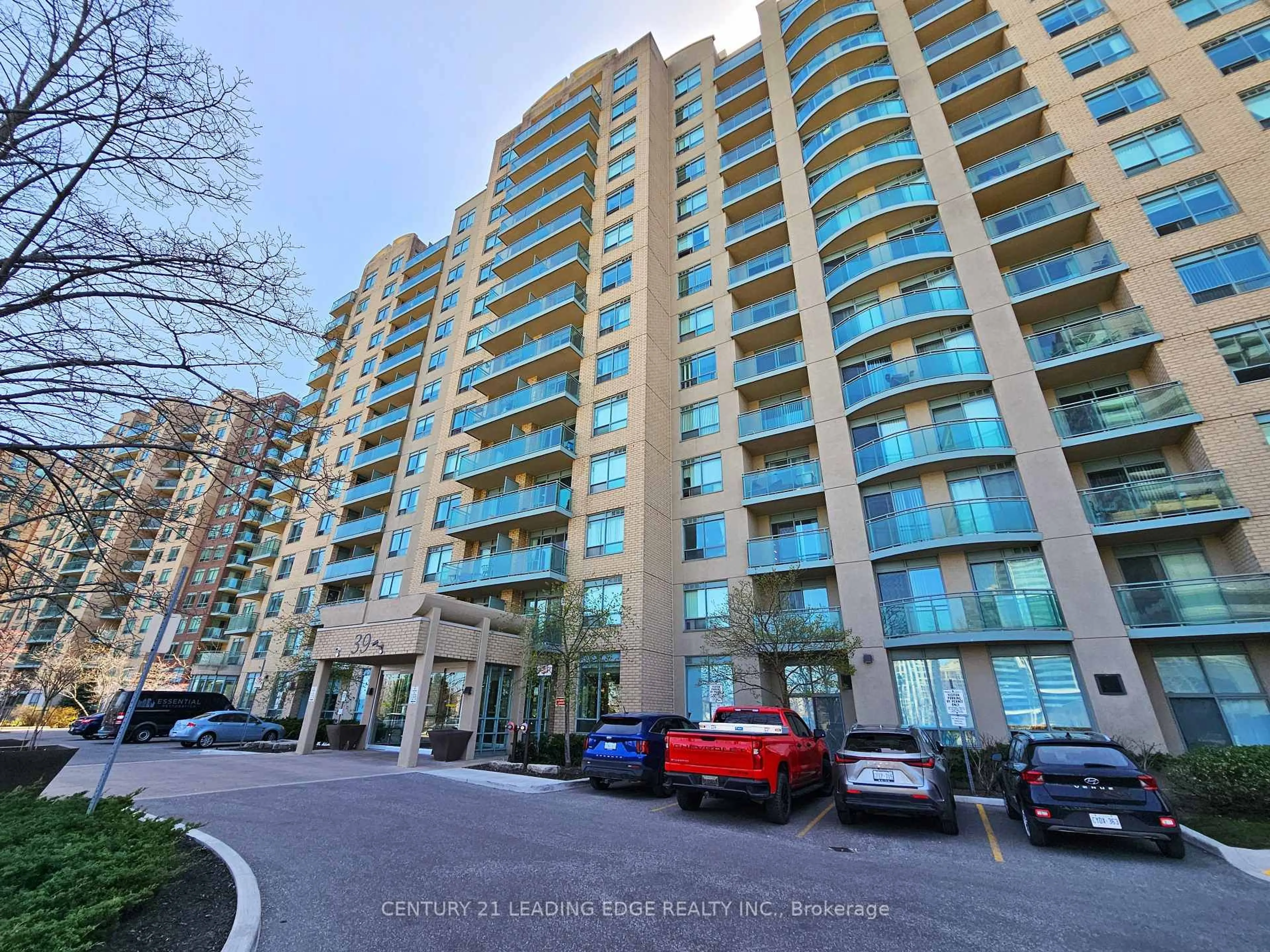 A pic from outside/outdoor area/front of a property/back of a property/a pic from drone, unknown for 39 Oneida Cres #307, Richmond Hill Ontario L4B 4T9