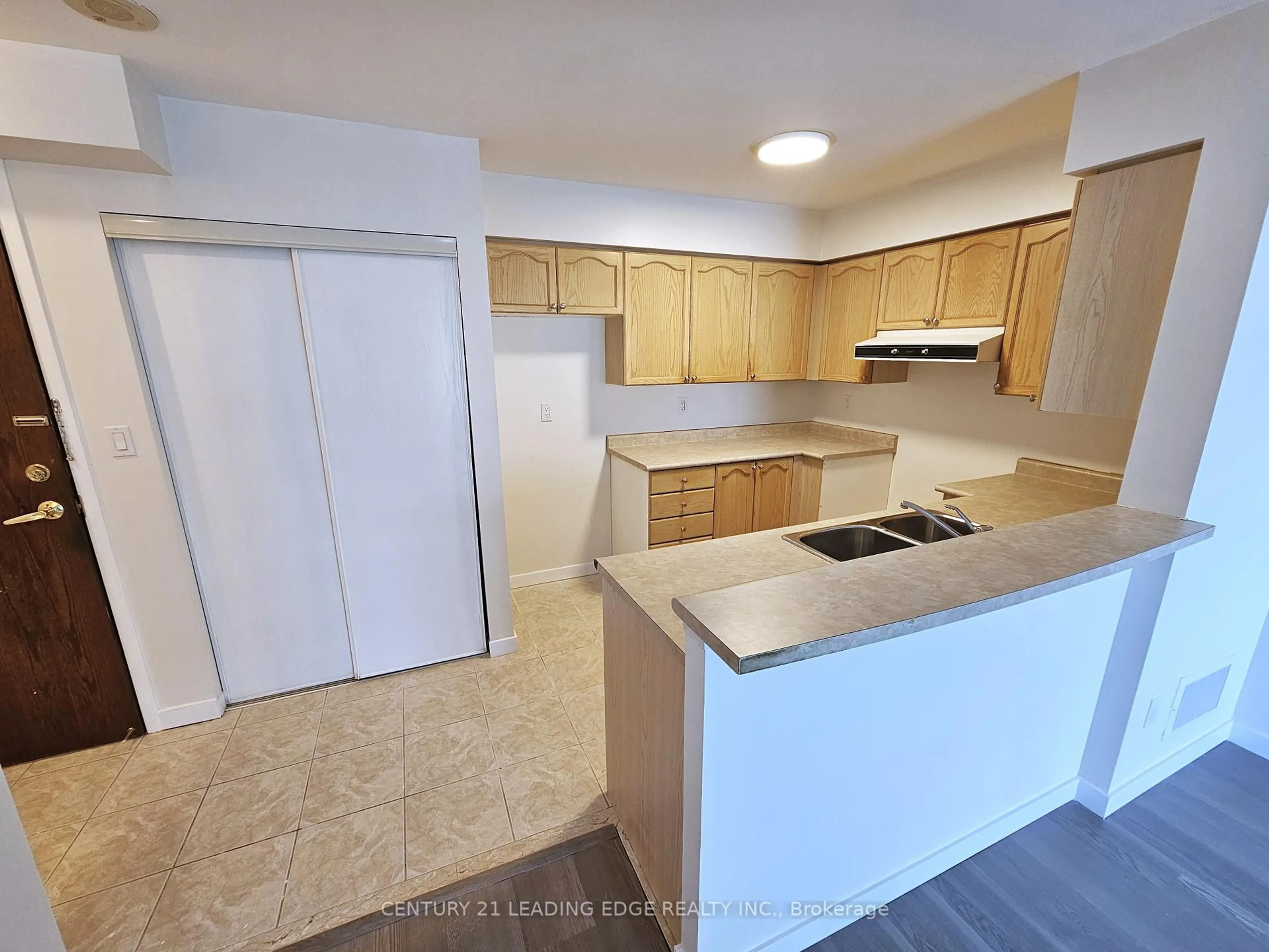 Standard kitchen, unknown for 39 Oneida Cres #307, Richmond Hill Ontario L4B 4T9