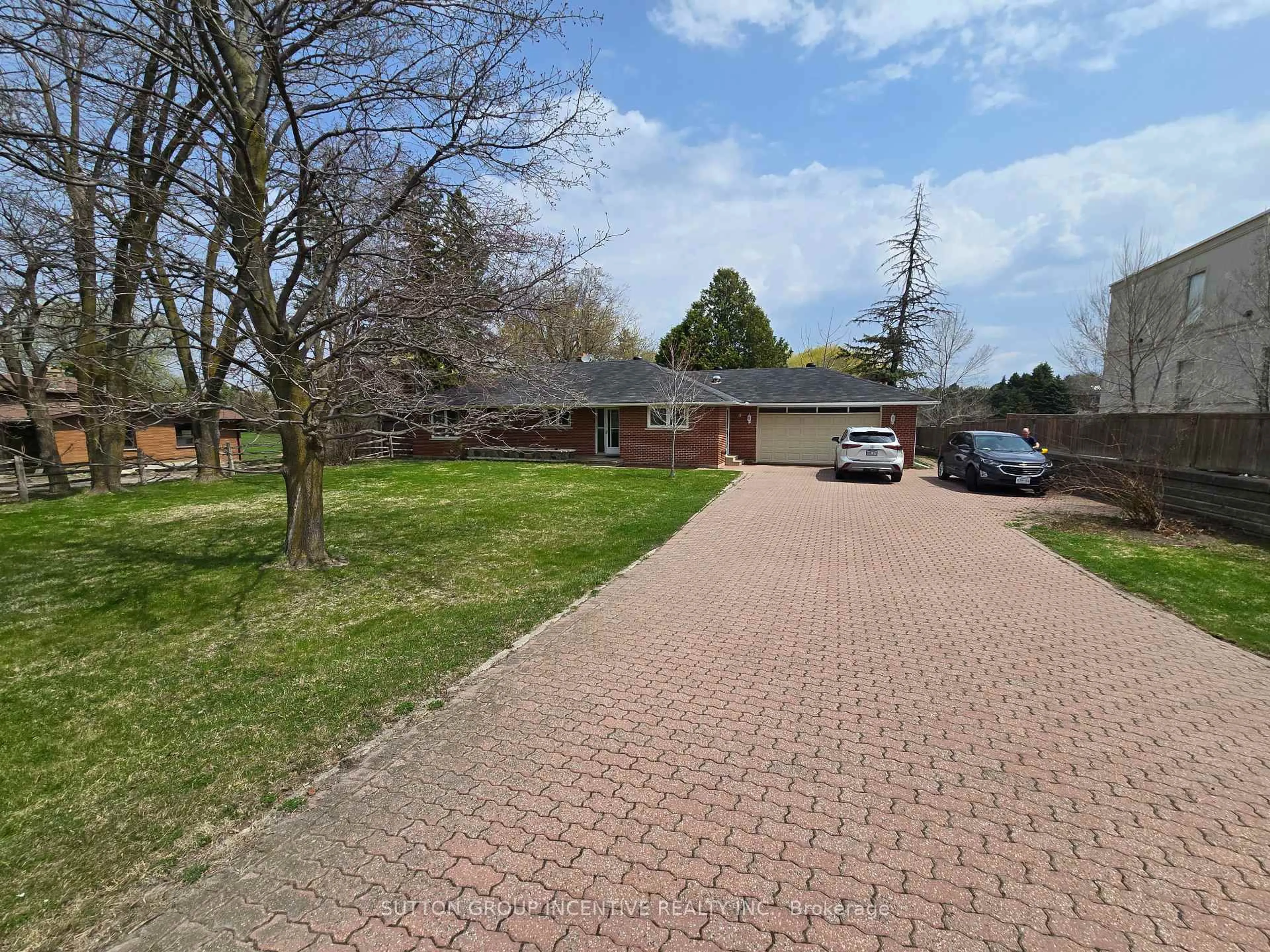 A pic from outside/outdoor area/front of a property/back of a property/a pic from drone, street for 9947 Woodbine Ave, Markham Ontario L6C 1H7