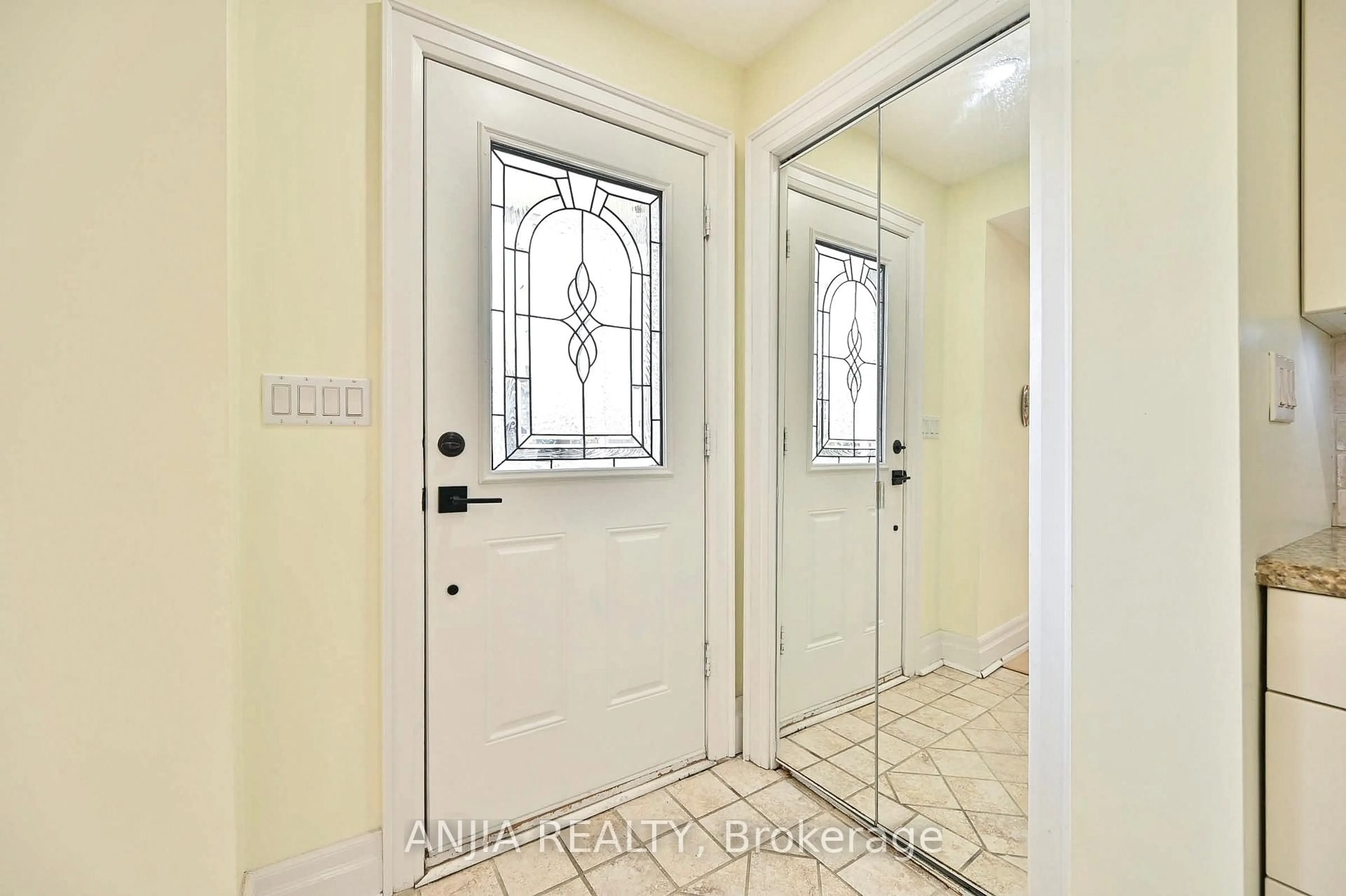 Indoor entryway for 74 Robinson St, Markham Ontario L3P 1N8