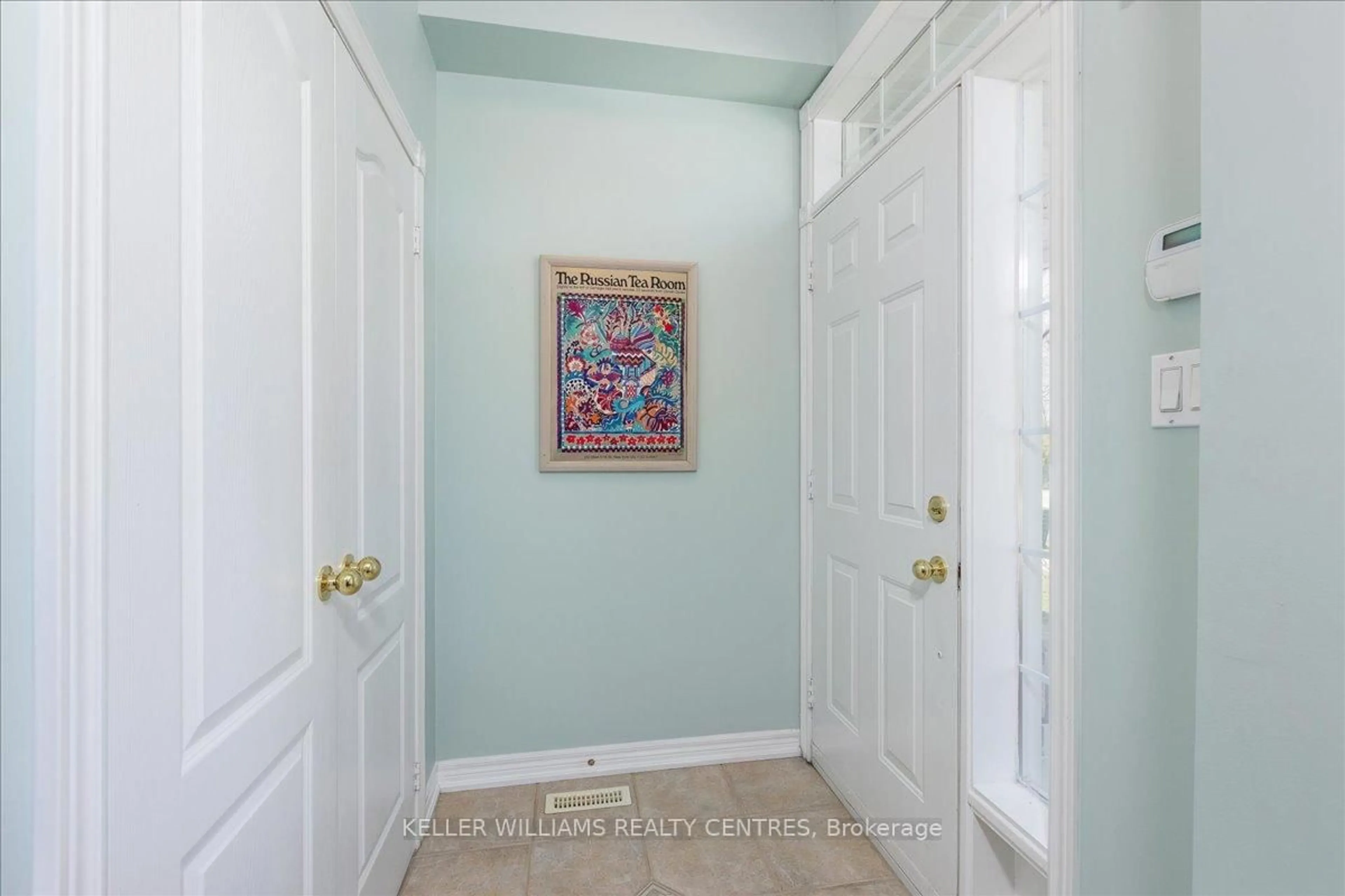 Indoor entryway for 967 Lake Dr, Georgina Ontario L0E 1L0