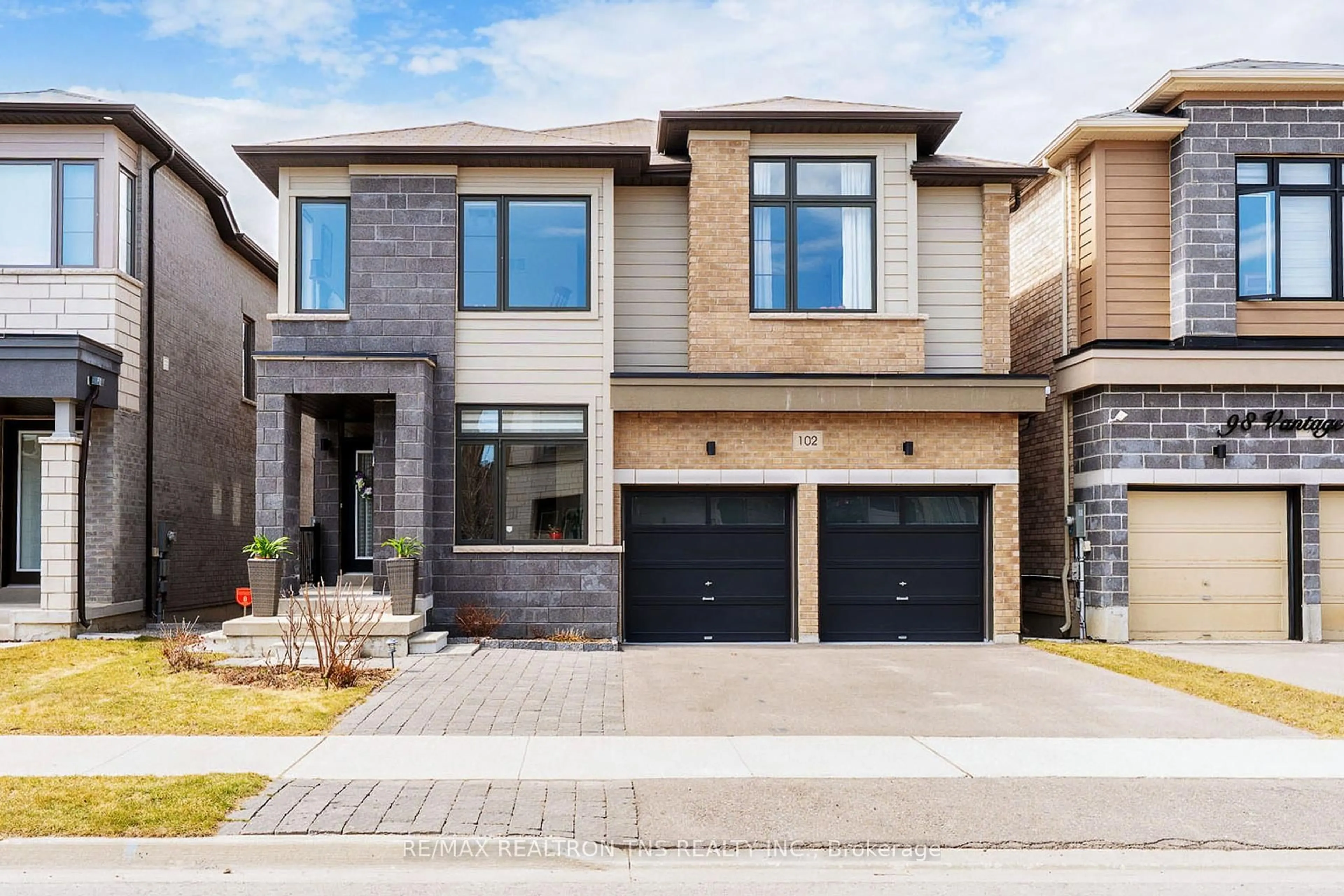 Home with brick exterior material, street for 102 Vantage Loop N/A, Newmarket Ontario L3X 0K8