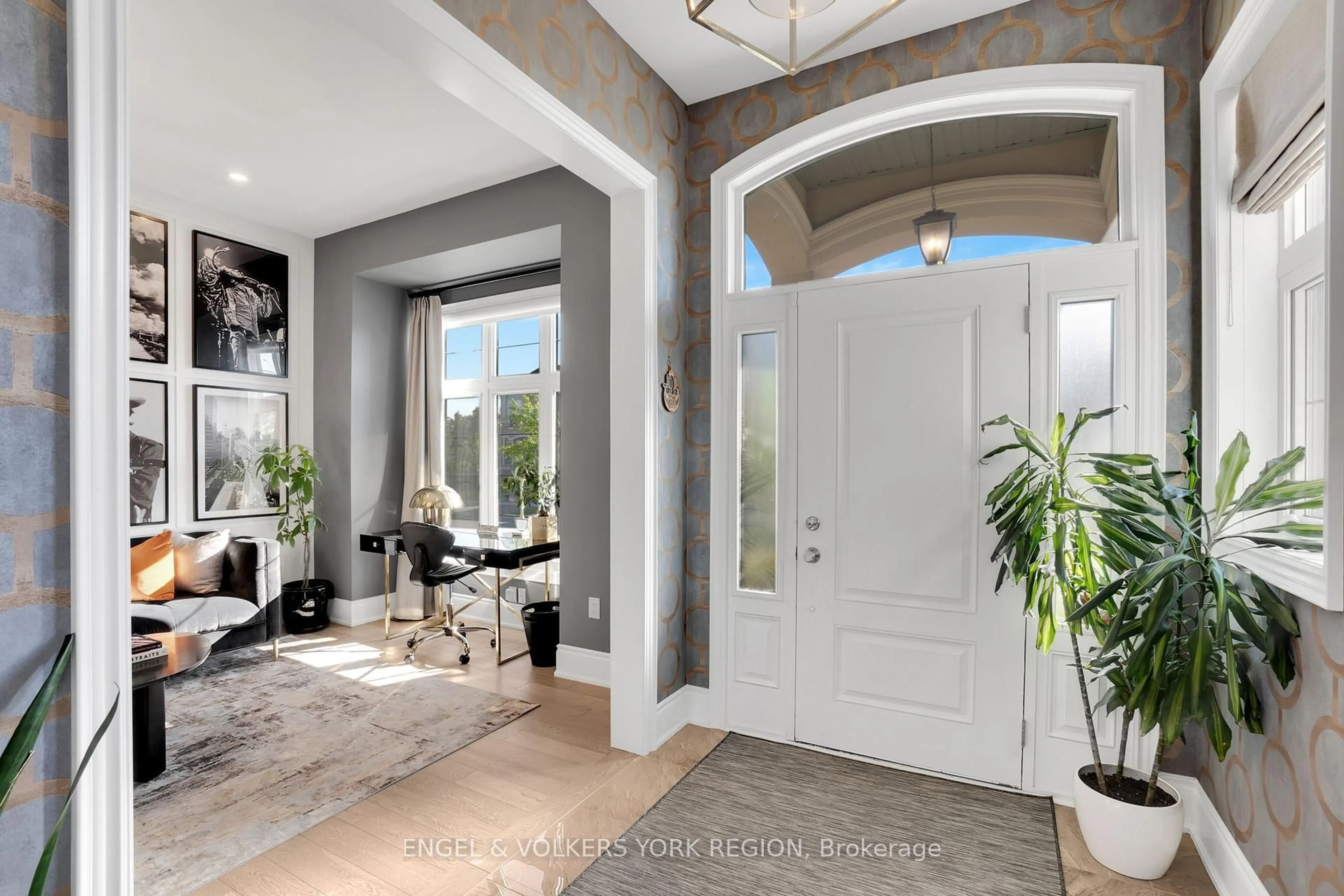 Indoor entryway for 11 Cairns Gate, King Ontario L7B 0P5