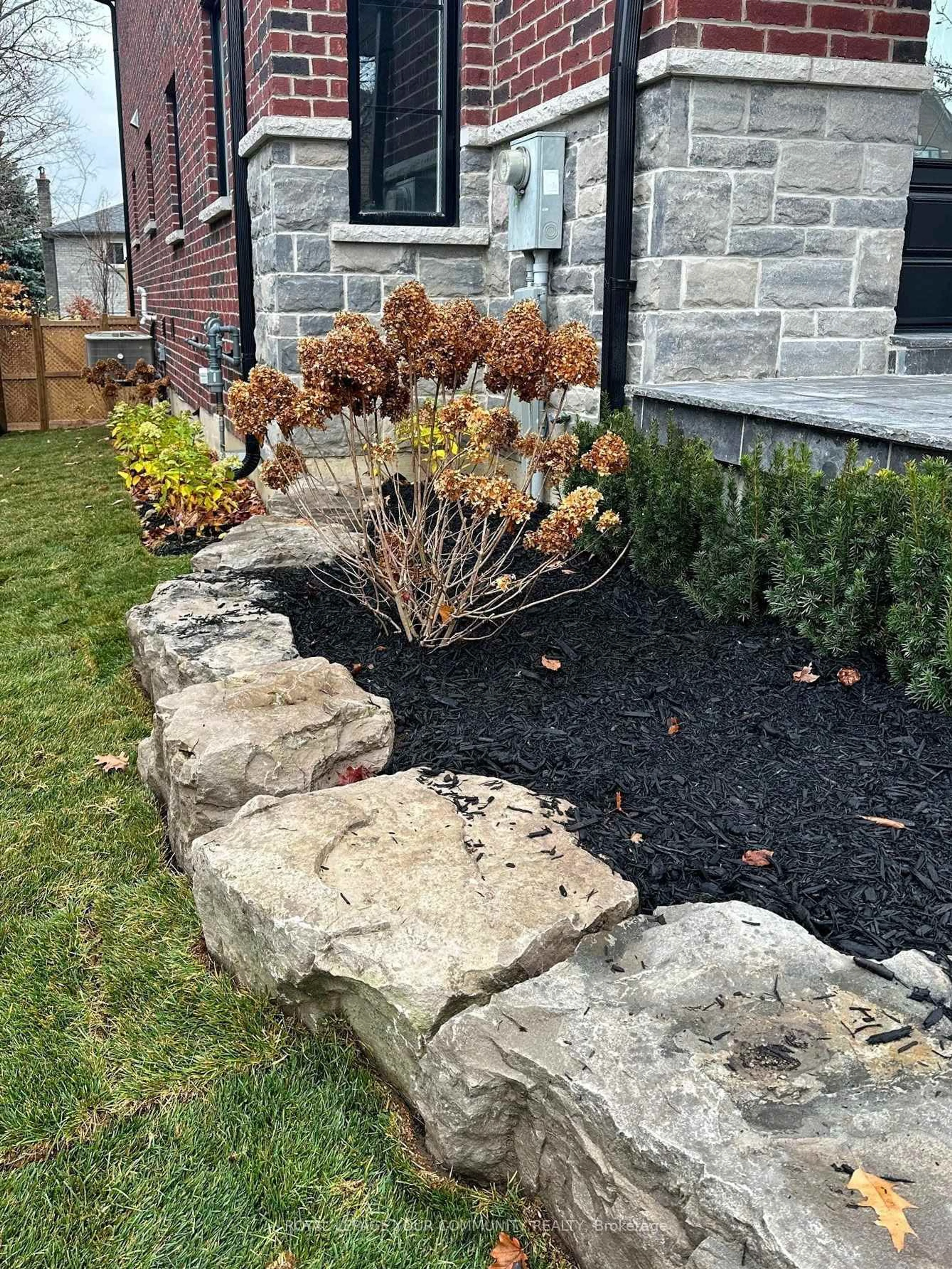 Patio, street for 78 Gracedale Dr, Richmond Hill Ontario L4C 0S8