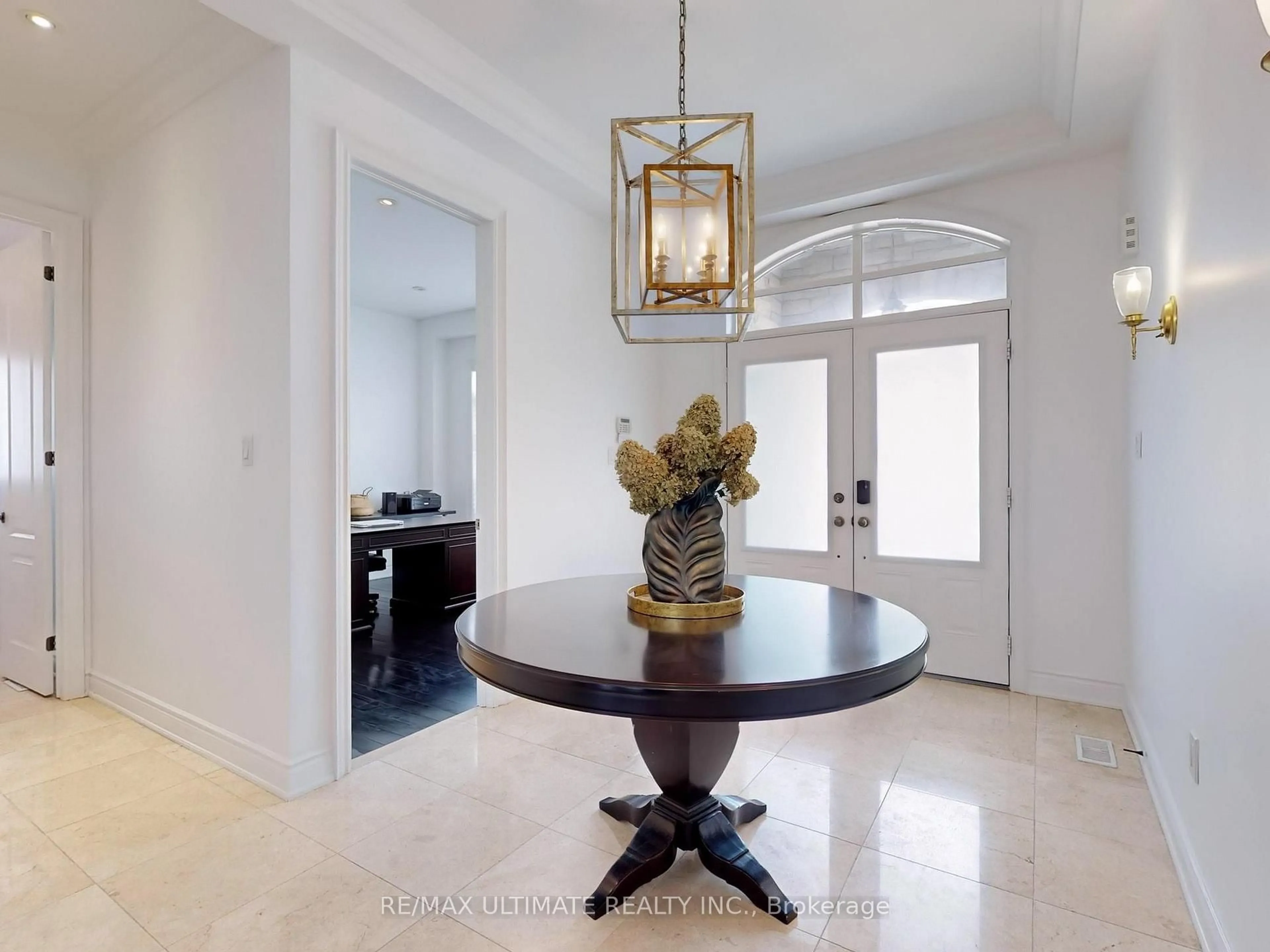 Indoor entryway for 133 Cook's Mill Cres, Vaughan Ontario L6A 0L1