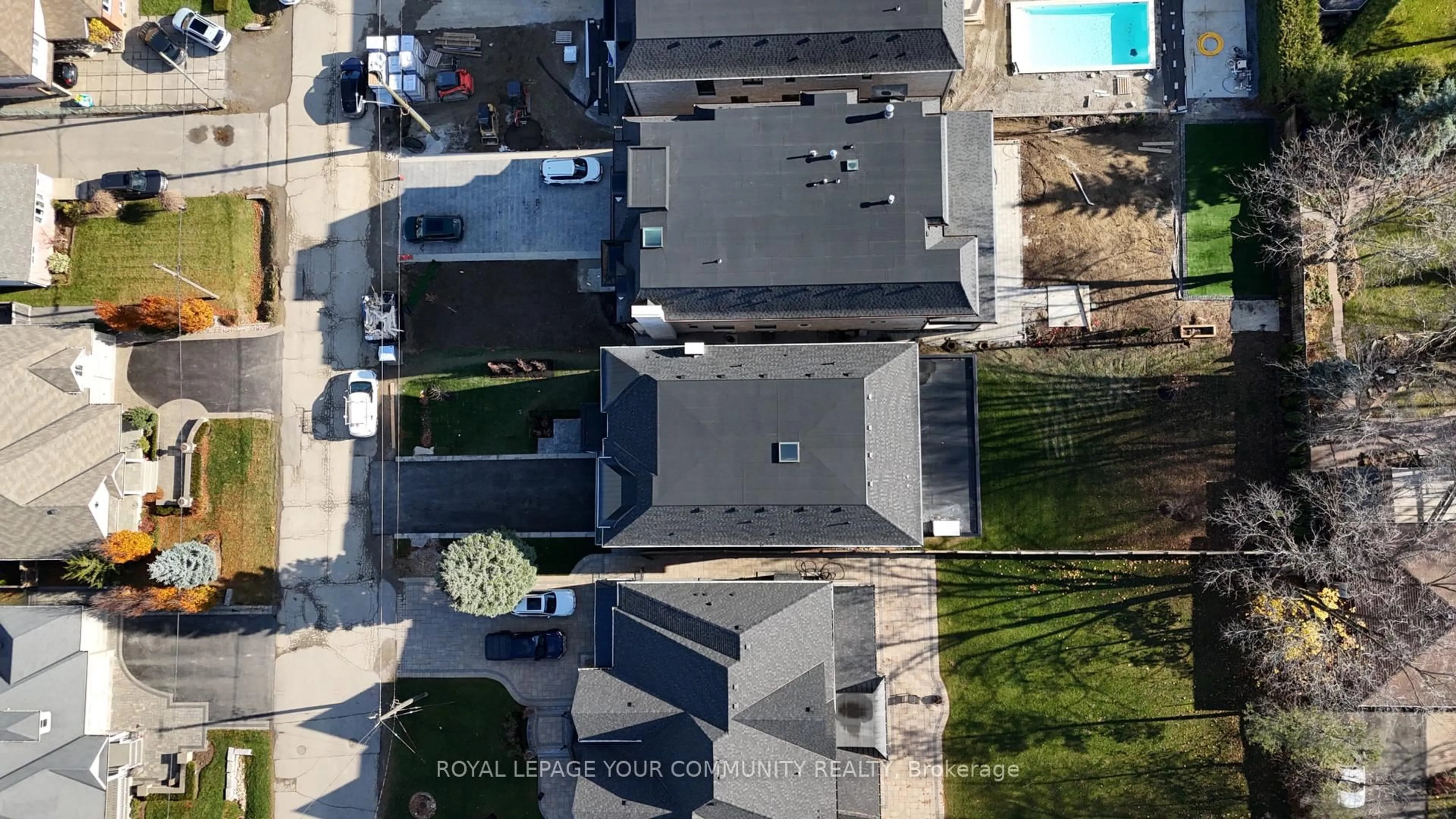 A pic from outside/outdoor area/front of a property/back of a property/a pic from drone, city buildings view from balcony for 85A ELM GROVE Ave, Richmond Hill Ontario L4E 2W8