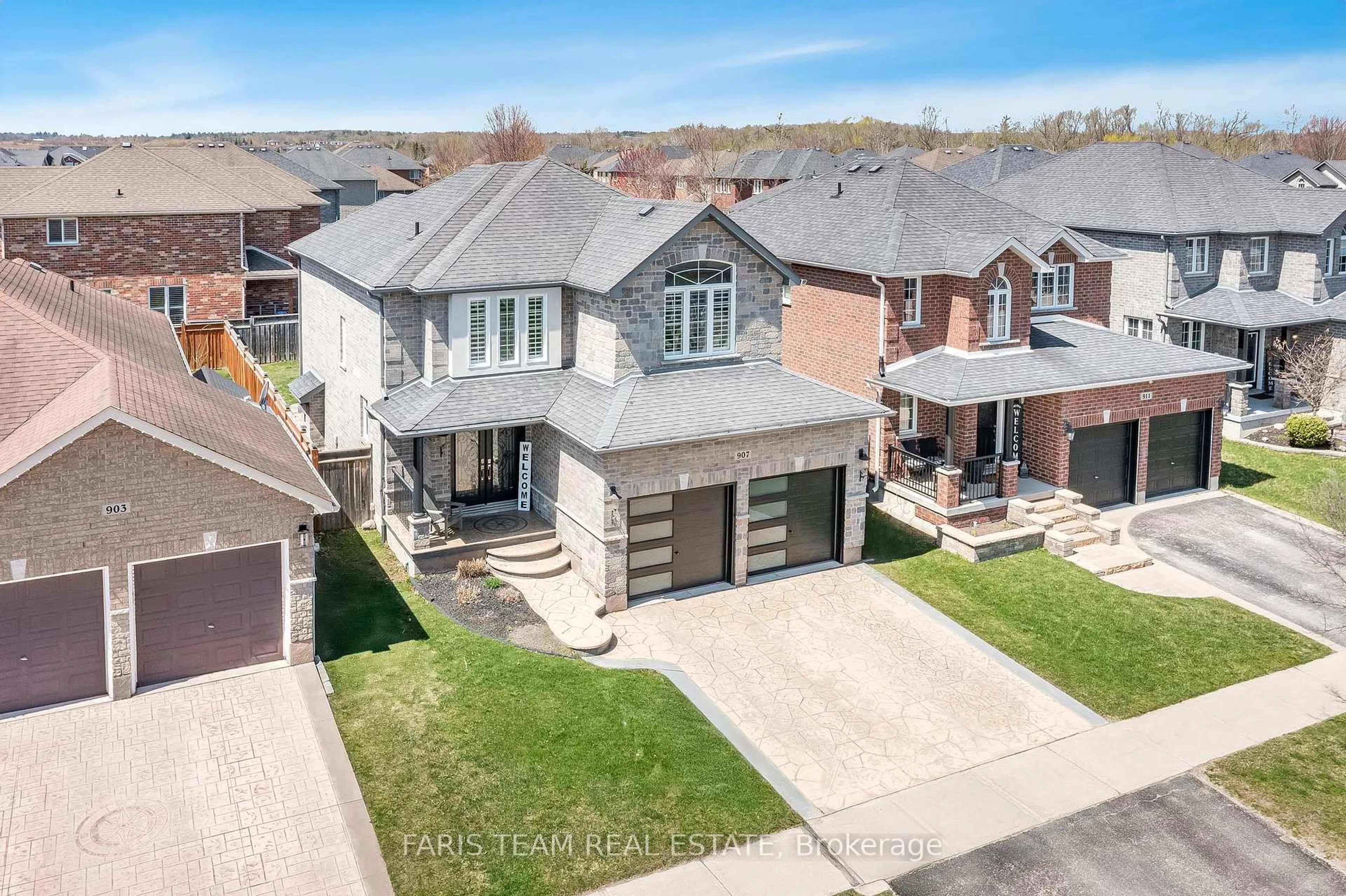 A pic from outside/outdoor area/front of a property/back of a property/a pic from drone, street for 907 Booth Ave, Innisfil Ontario L9S 0A6