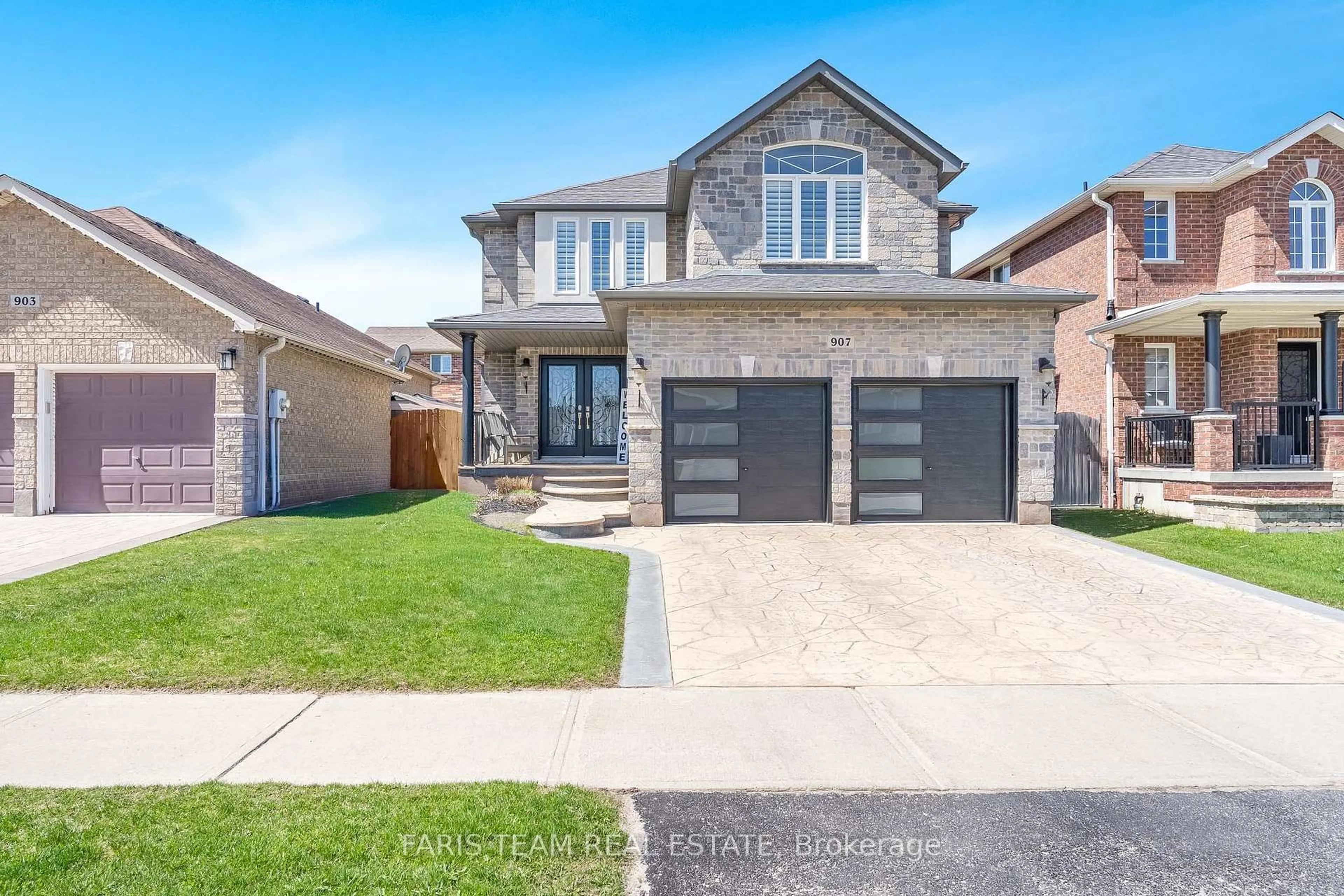 Home with brick exterior material, street for 907 Booth Ave, Innisfil Ontario L9S 0A6