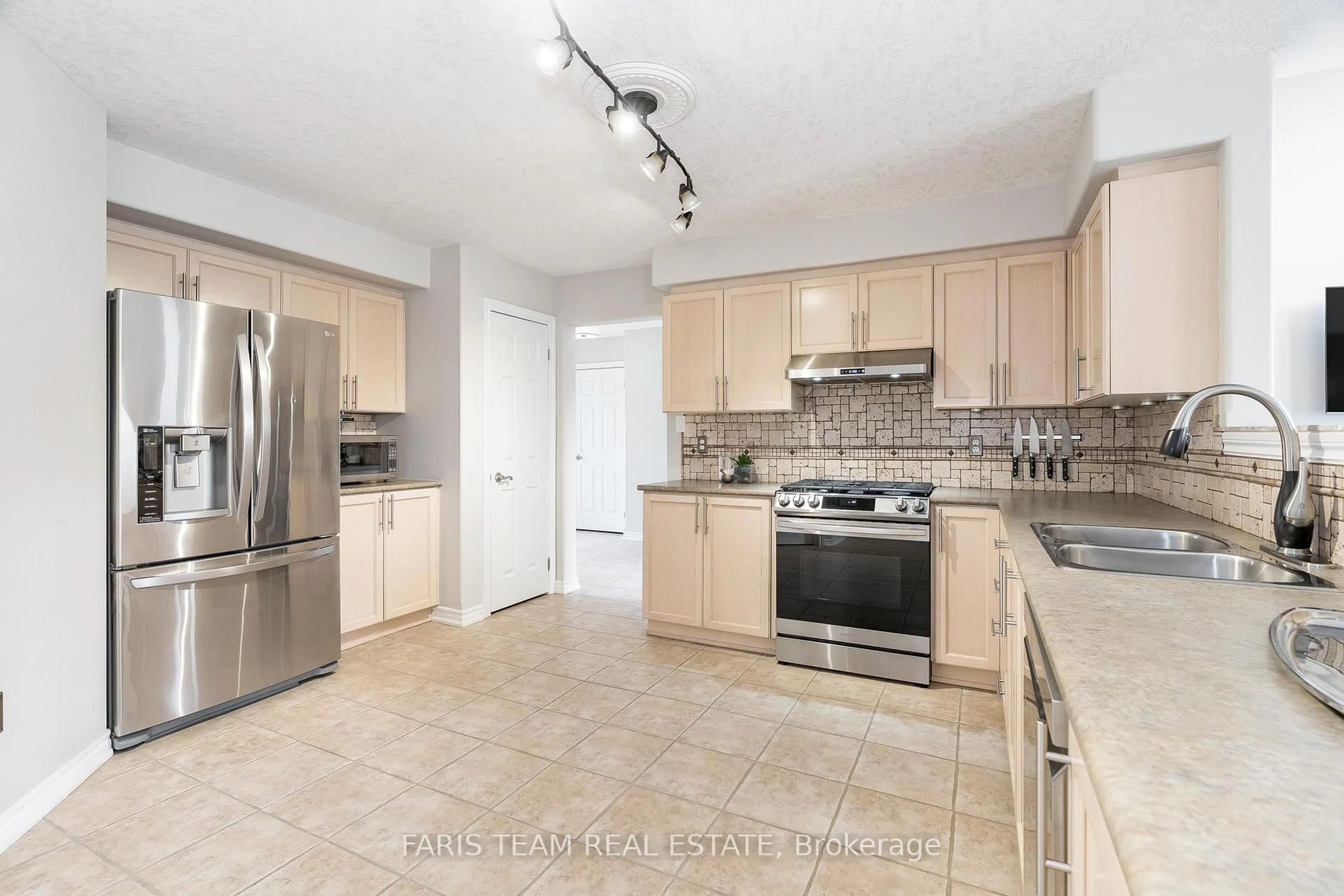 Unknown for 907 Booth Ave, Innisfil Ontario L9S 0A6