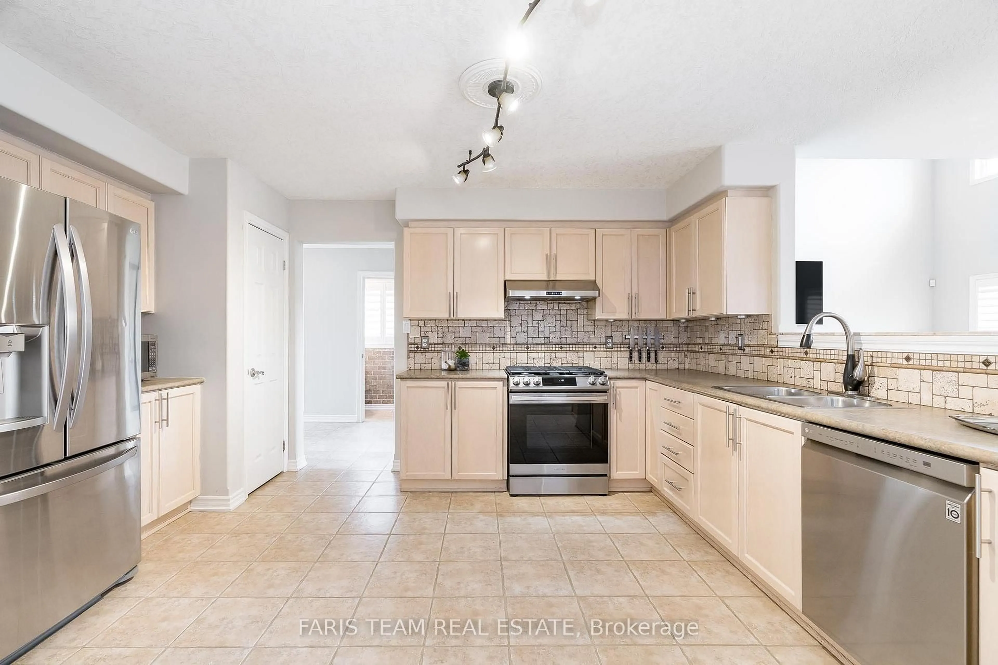 Standard kitchen, ceramic/tile floor for 907 Booth Ave, Innisfil Ontario L9S 0A6