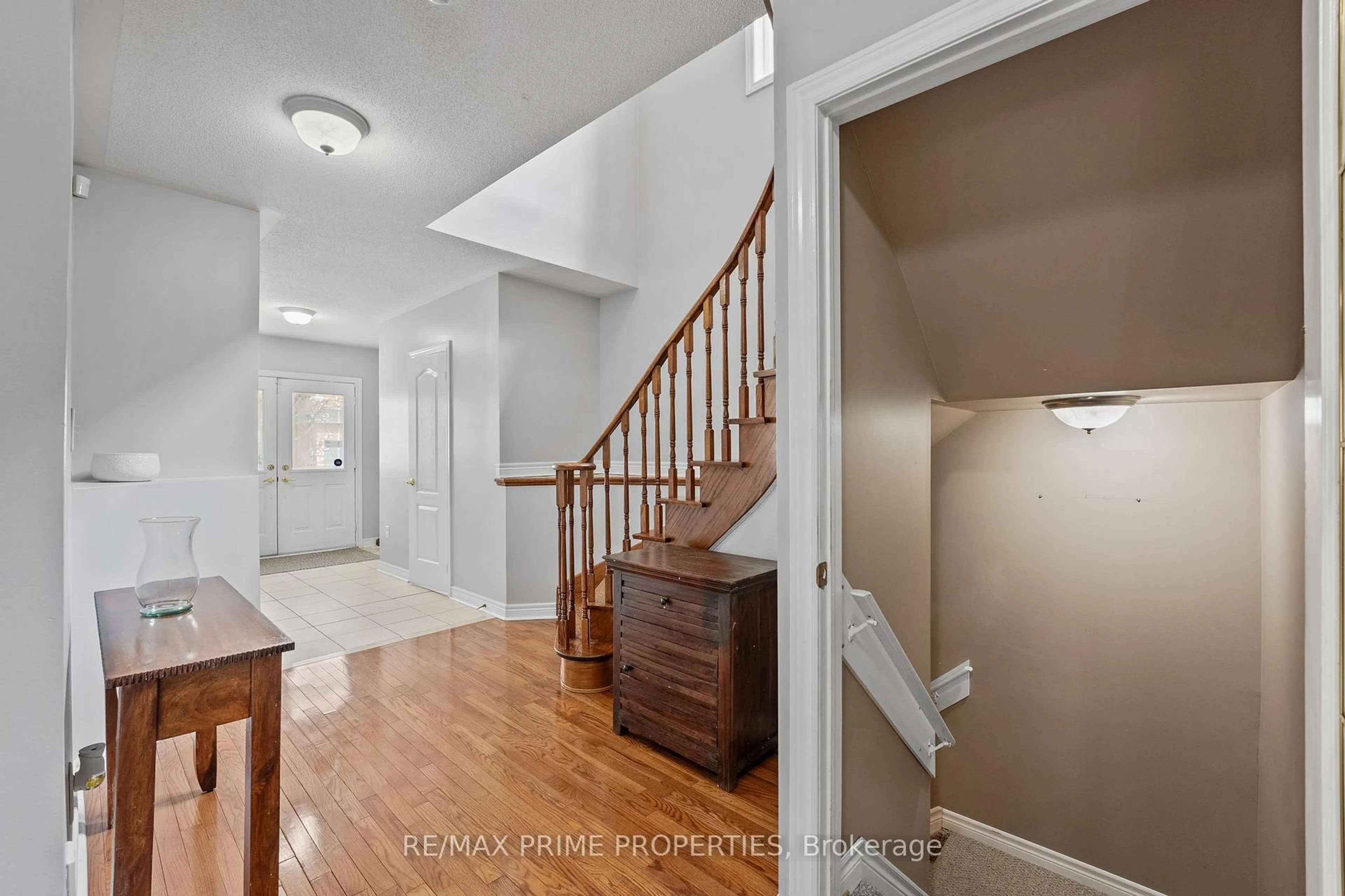 Indoor entryway for 648 Society Cres, Newmarket Ontario L3X 2V8