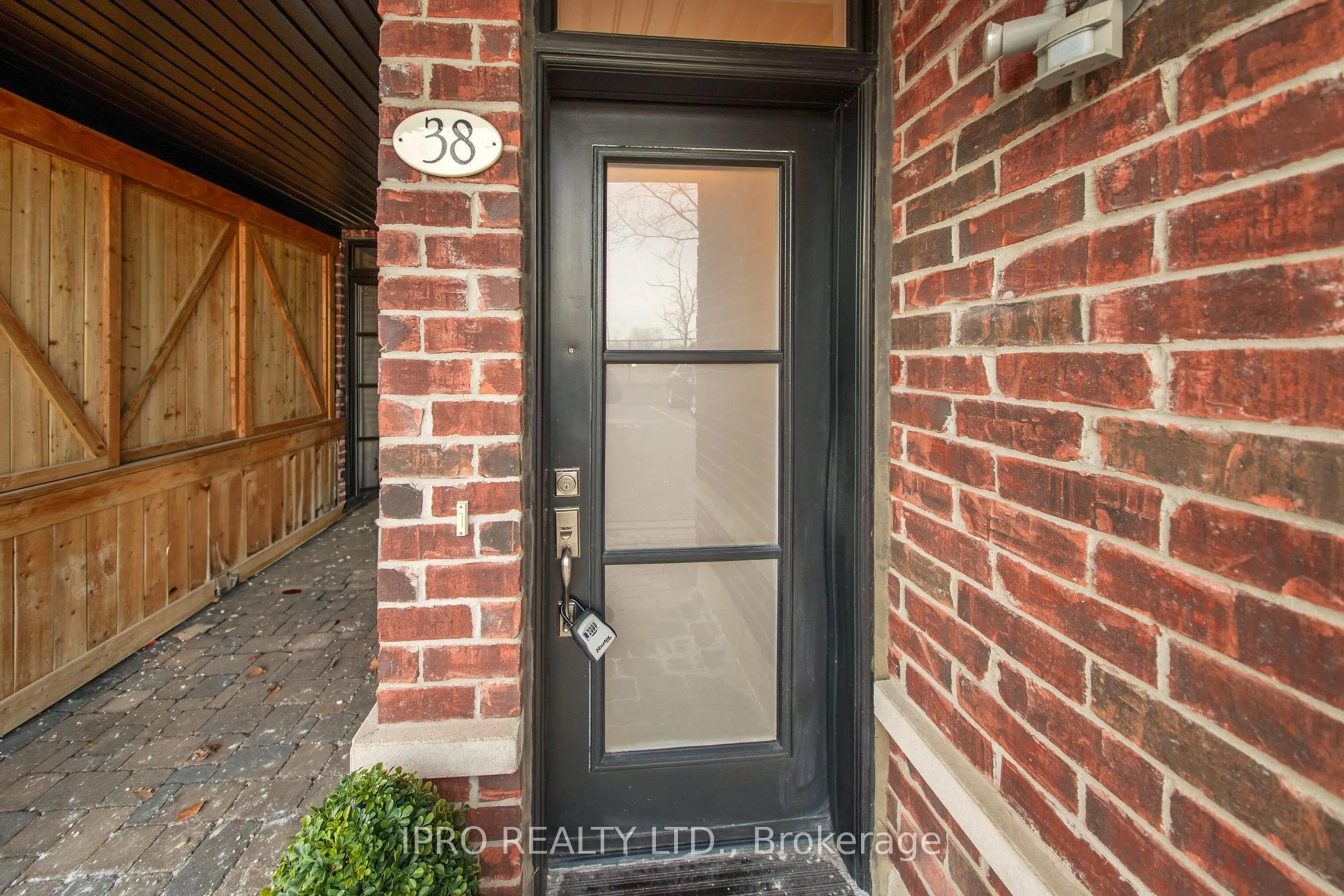 Indoor entryway for 8167 Kipling Ave #38, Vaughan Ontario L4L 0G4