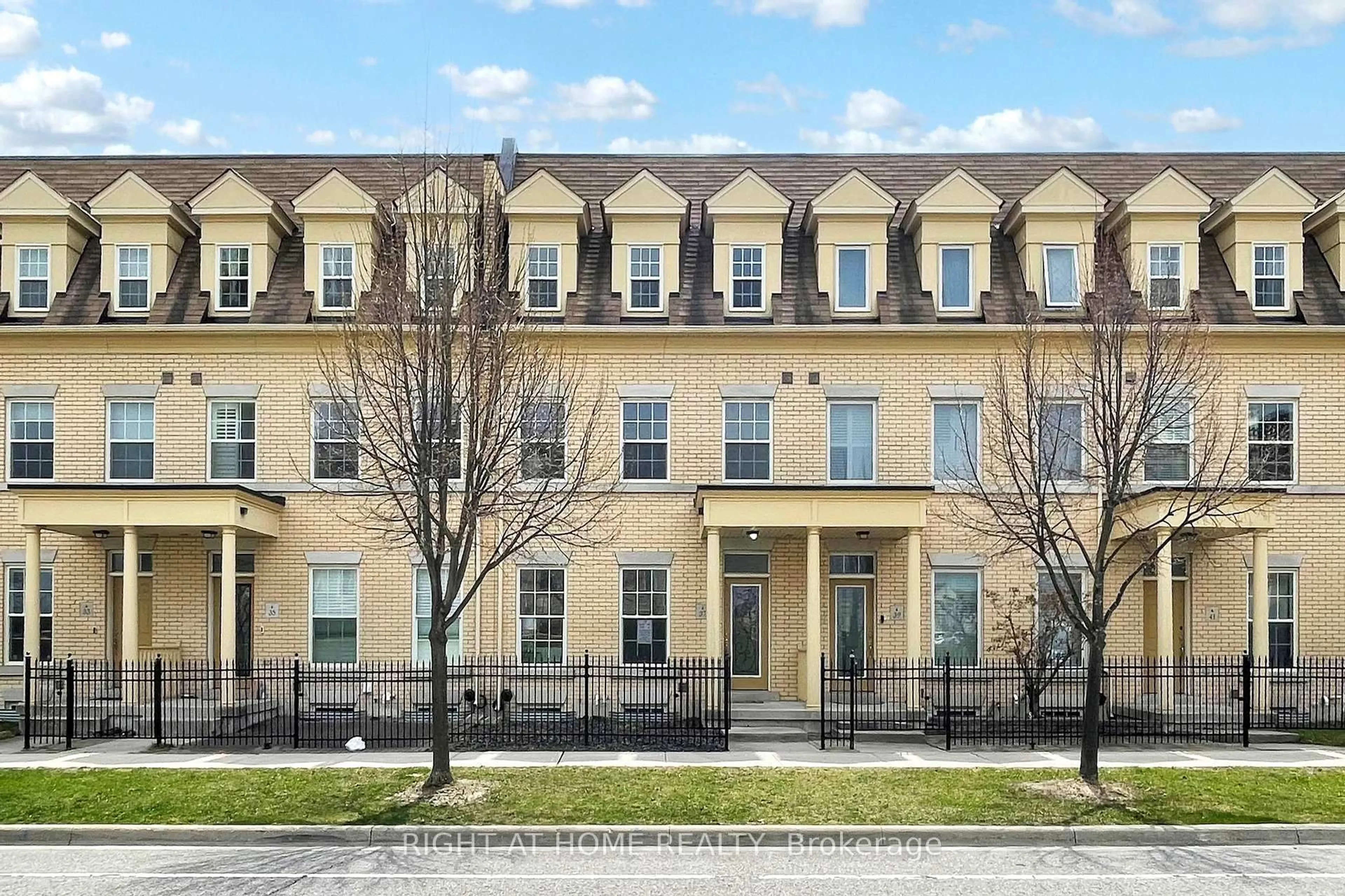 A pic from outside/outdoor area/front of a property/back of a property/a pic from drone, building for 37 Pope John Paul II Sq, Markham Ontario L6C 0J8