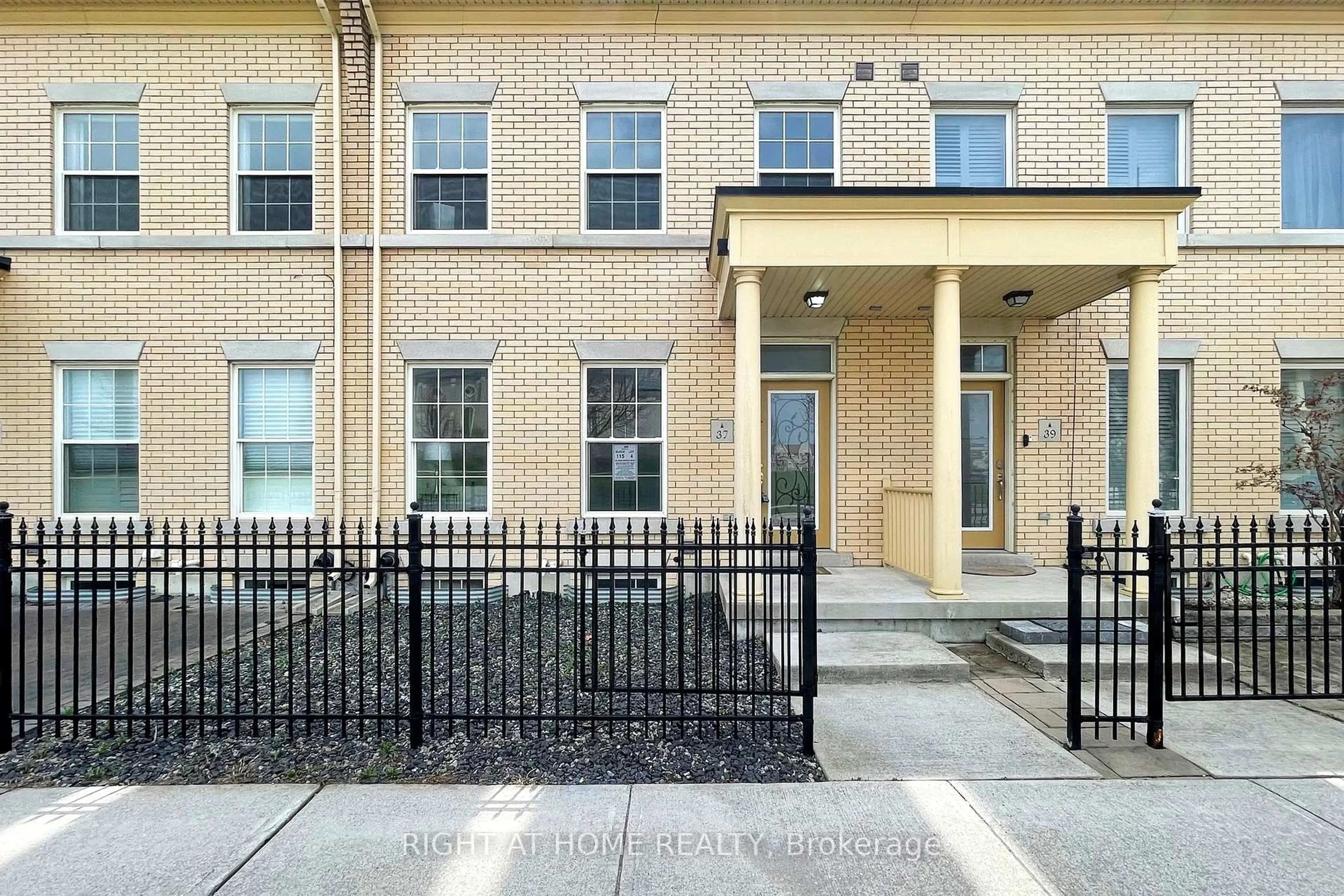 Unknown for 37 Pope John Paul II Sq, Markham Ontario L6C 0J8