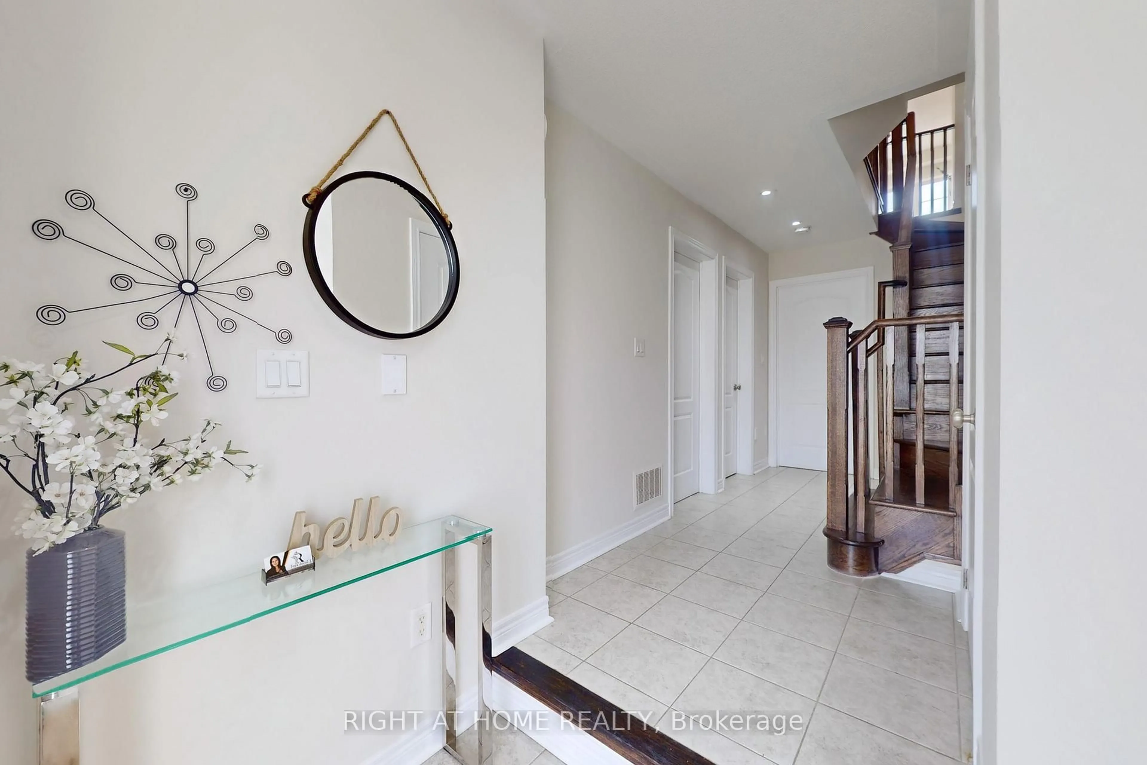 Indoor entryway for 37 Pope John Paul II Sq, Markham Ontario L6C 0J8