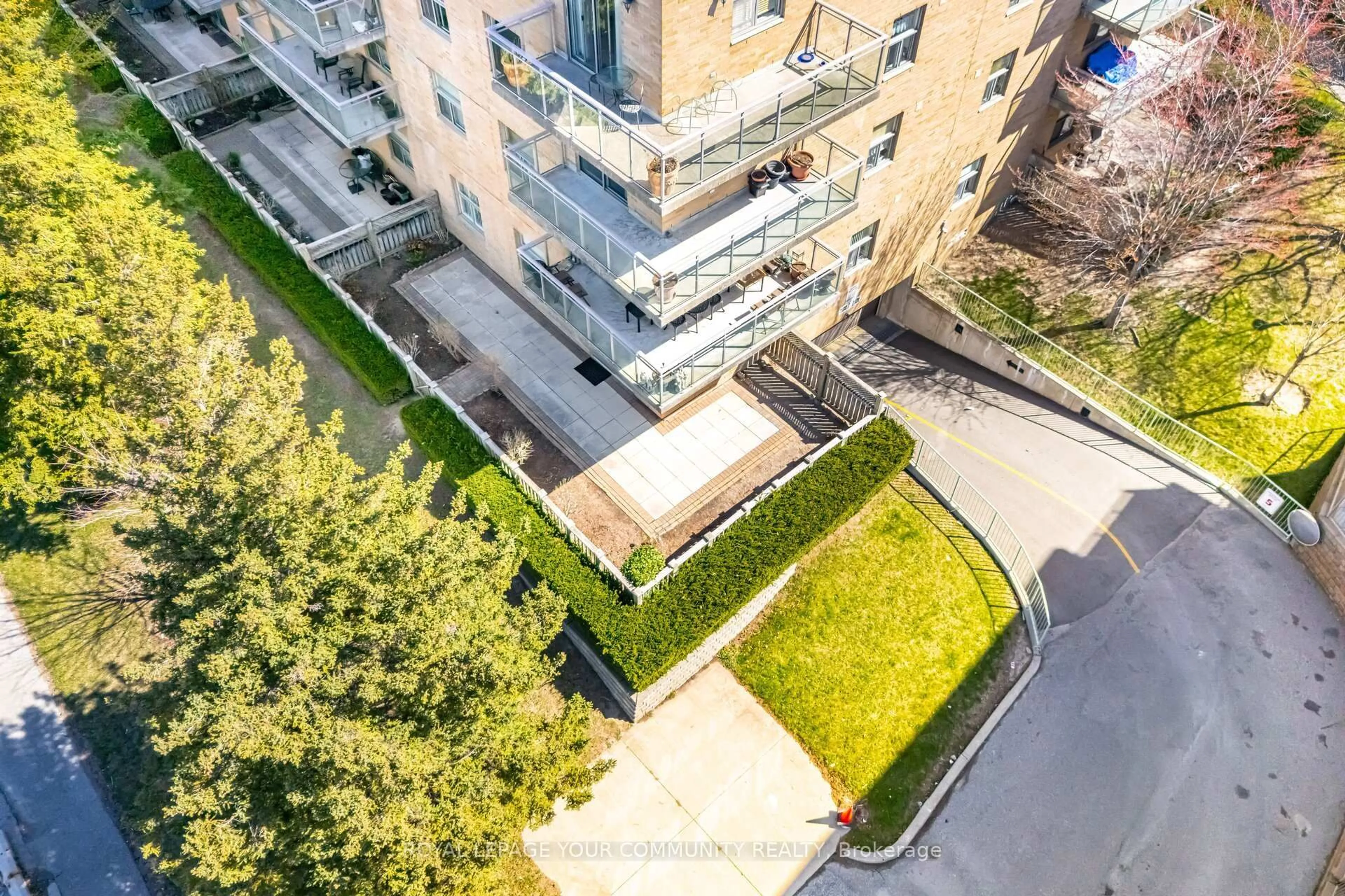 A pic from outside/outdoor area/front of a property/back of a property/a pic from drone, city buildings view from balcony for 2502 Rutherford Rd #112, Vaughan Ontario L4K 5N6