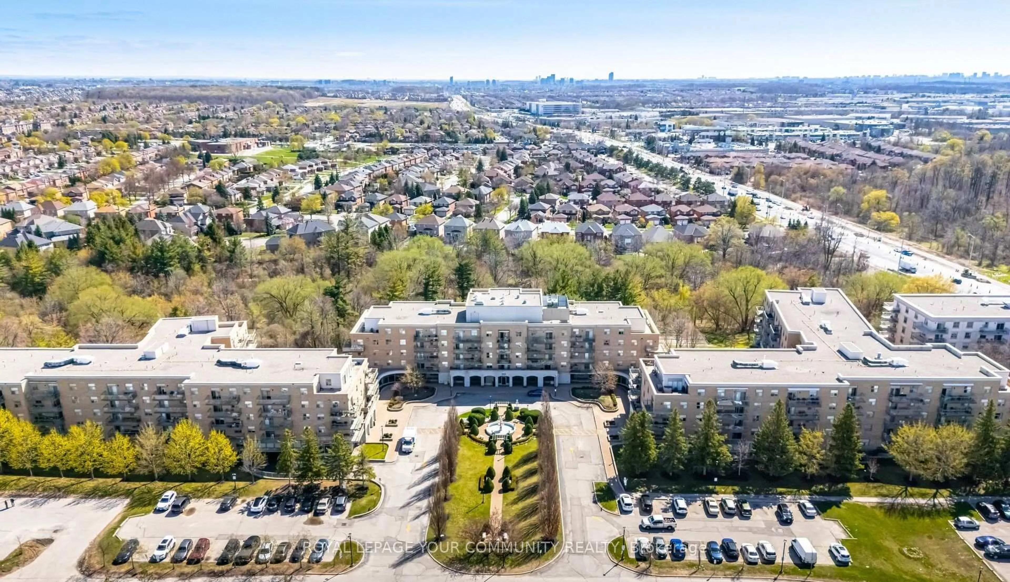 A pic from outside/outdoor area/front of a property/back of a property/a pic from drone, unknown for 2502 Rutherford Rd #112, Vaughan Ontario L4K 5N6