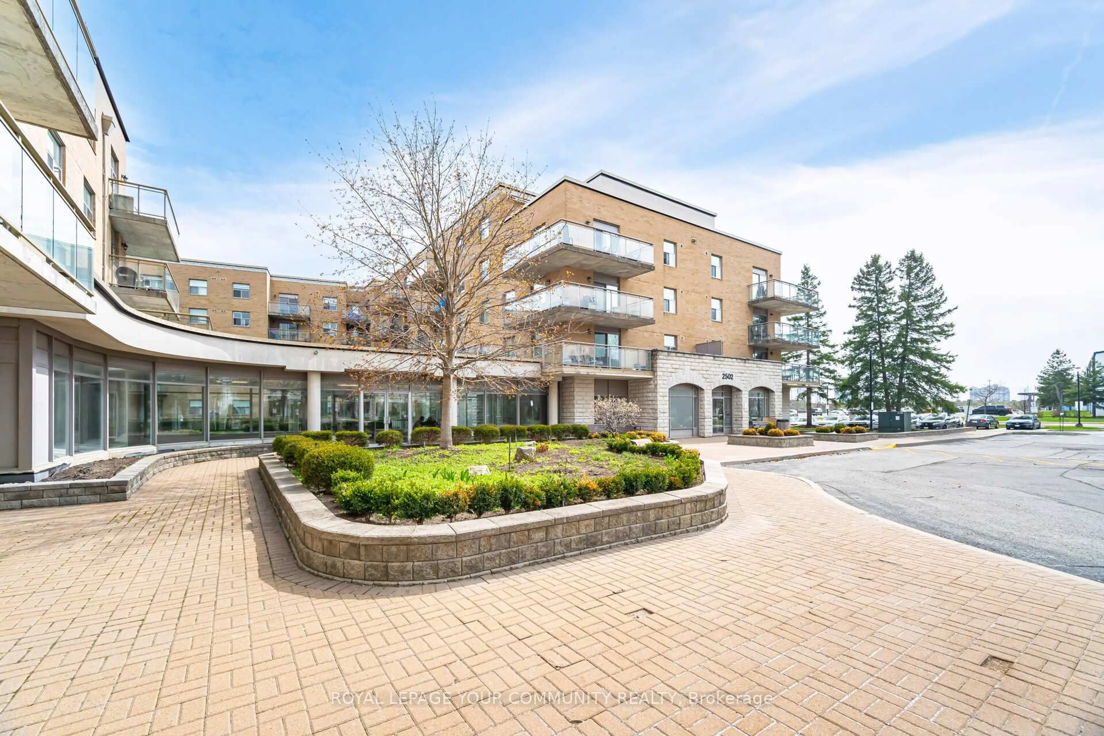Patio, building for 2502 Rutherford Rd #112, Vaughan Ontario L4K 5N6
