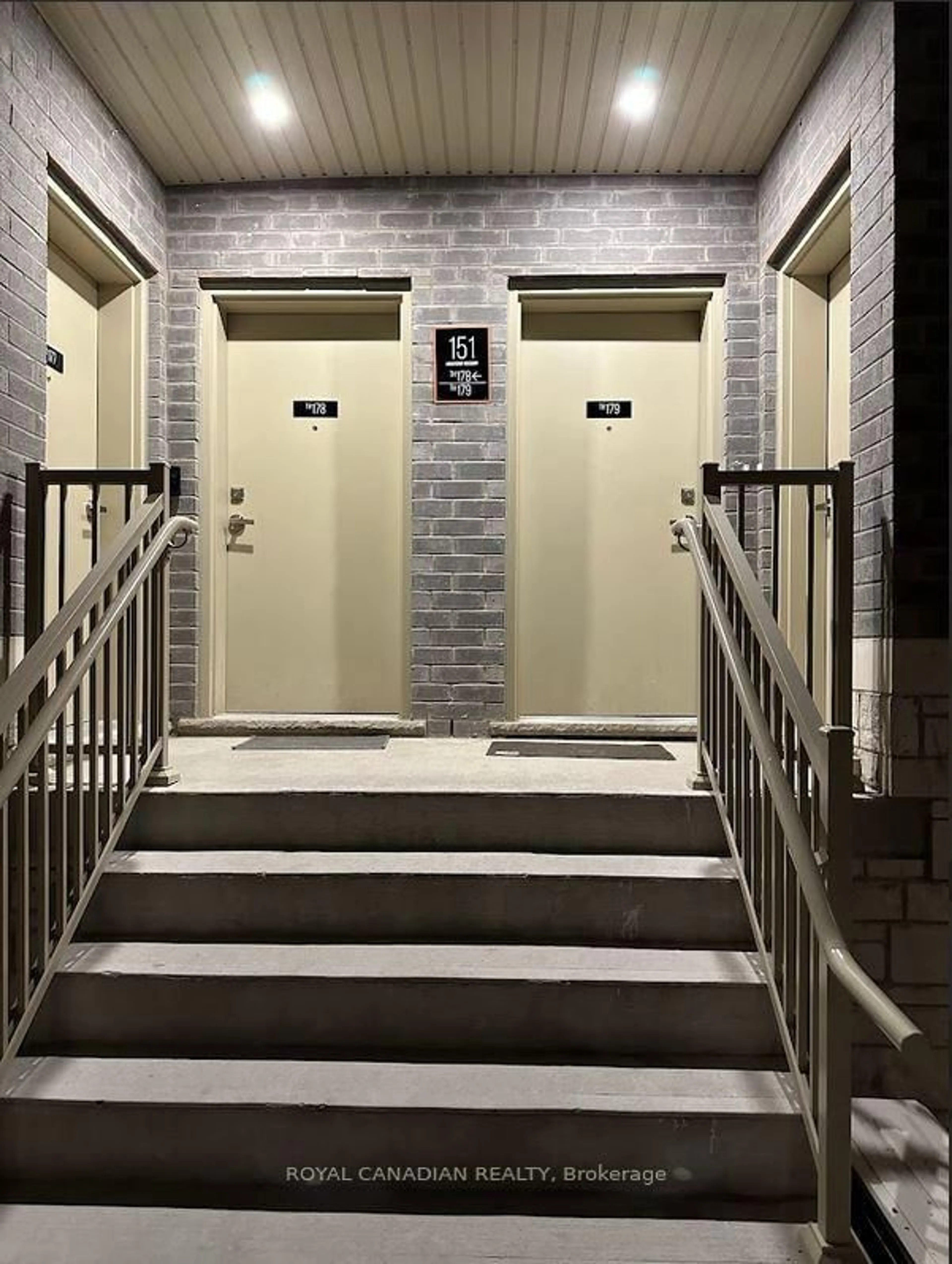 Indoor foyer for 151 Honeycrisp Cres #179, Vaughan Ontario L4T 0N7